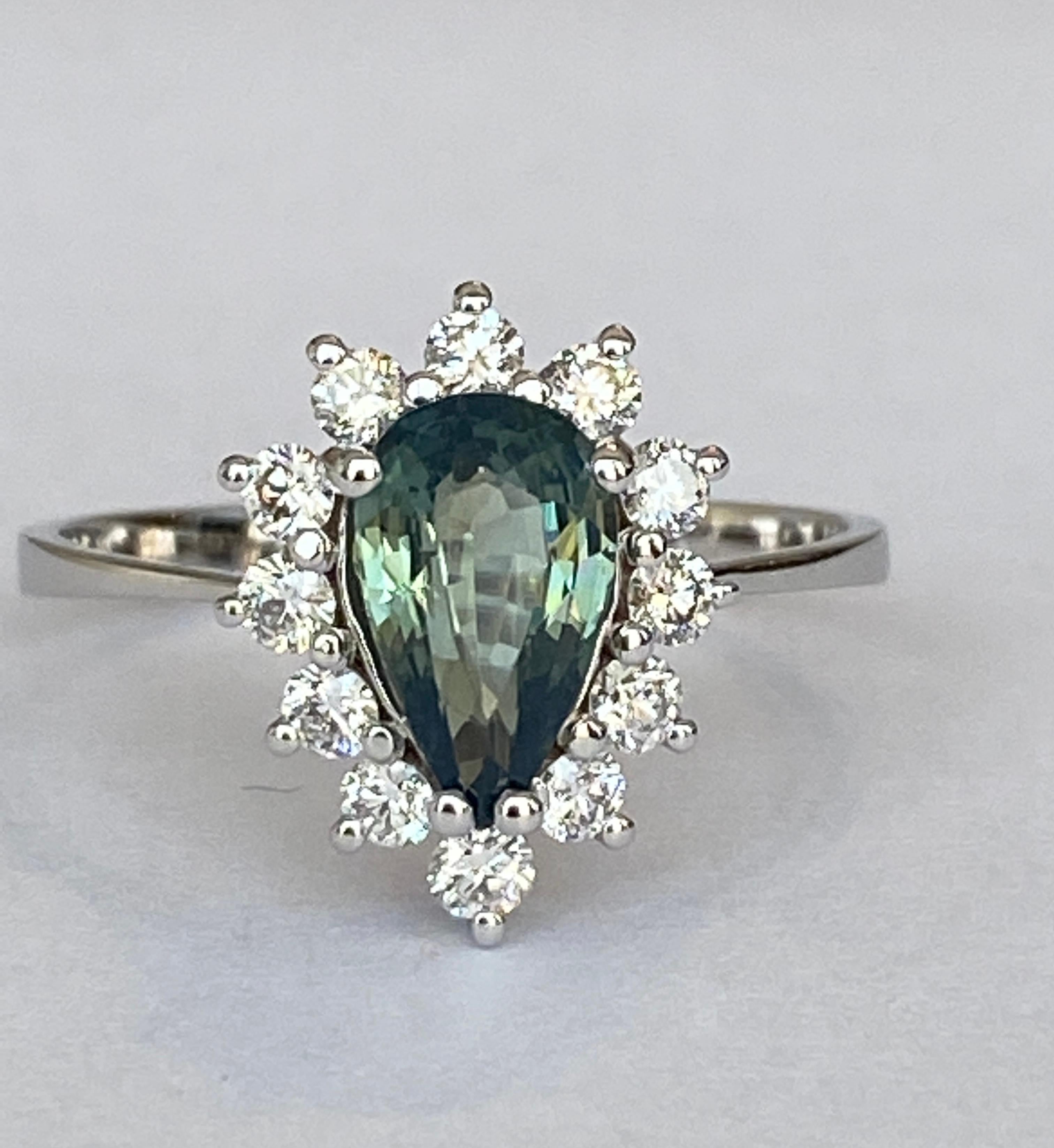 Offered in new condition, 18 kt white gold entourage ring with a pear-cut green sapphire of 1.53 ct in the center and surrounded by 12 brilliant-cut diamonds of approx. 0.40 ct of quality G/VS. Sapphire is unheated and Madagascar origin.
Content:
