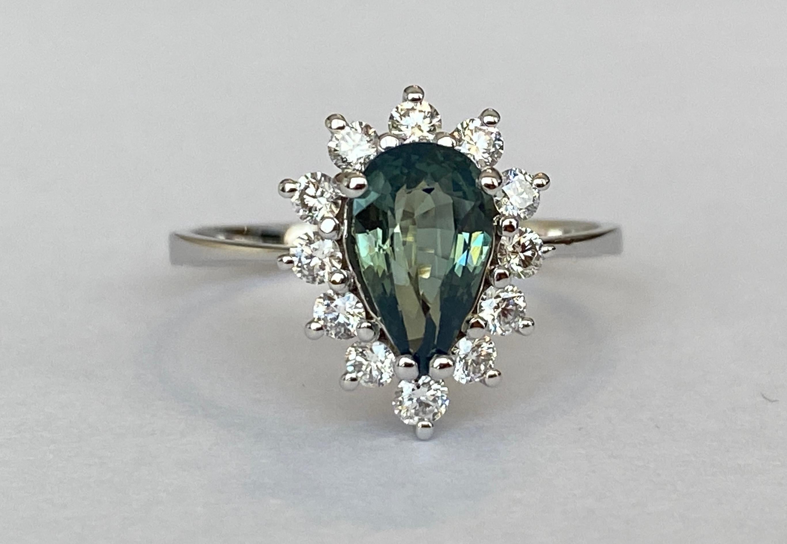 Contemporary 18 Carat White Gold 1.53 Carat Green Sapphire Diamond Cocktail Ring For Sale