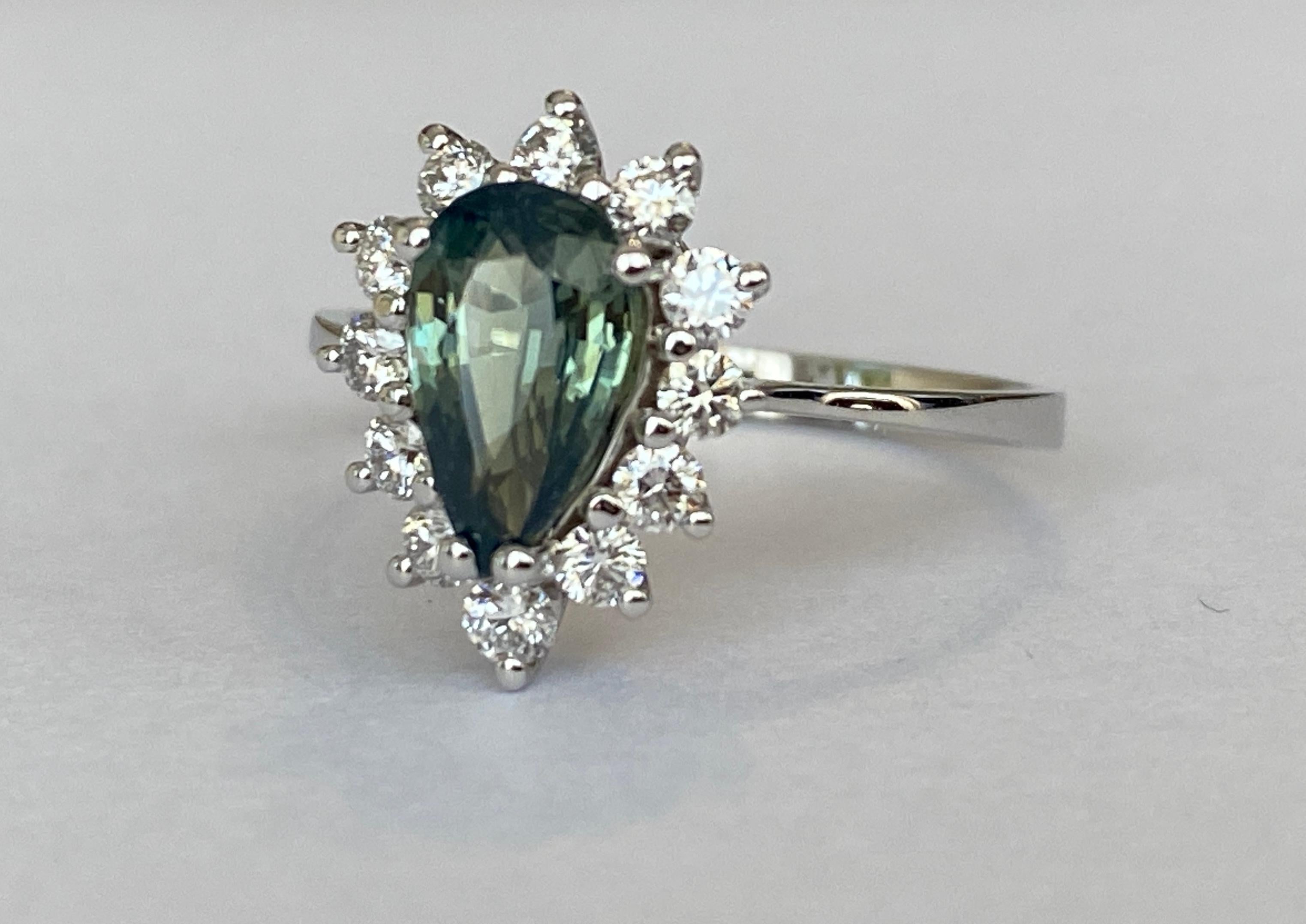 18 Carat White Gold 1.53 Carat Green Sapphire Diamond Cocktail Ring In New Condition For Sale In AMSTERDAM, NL