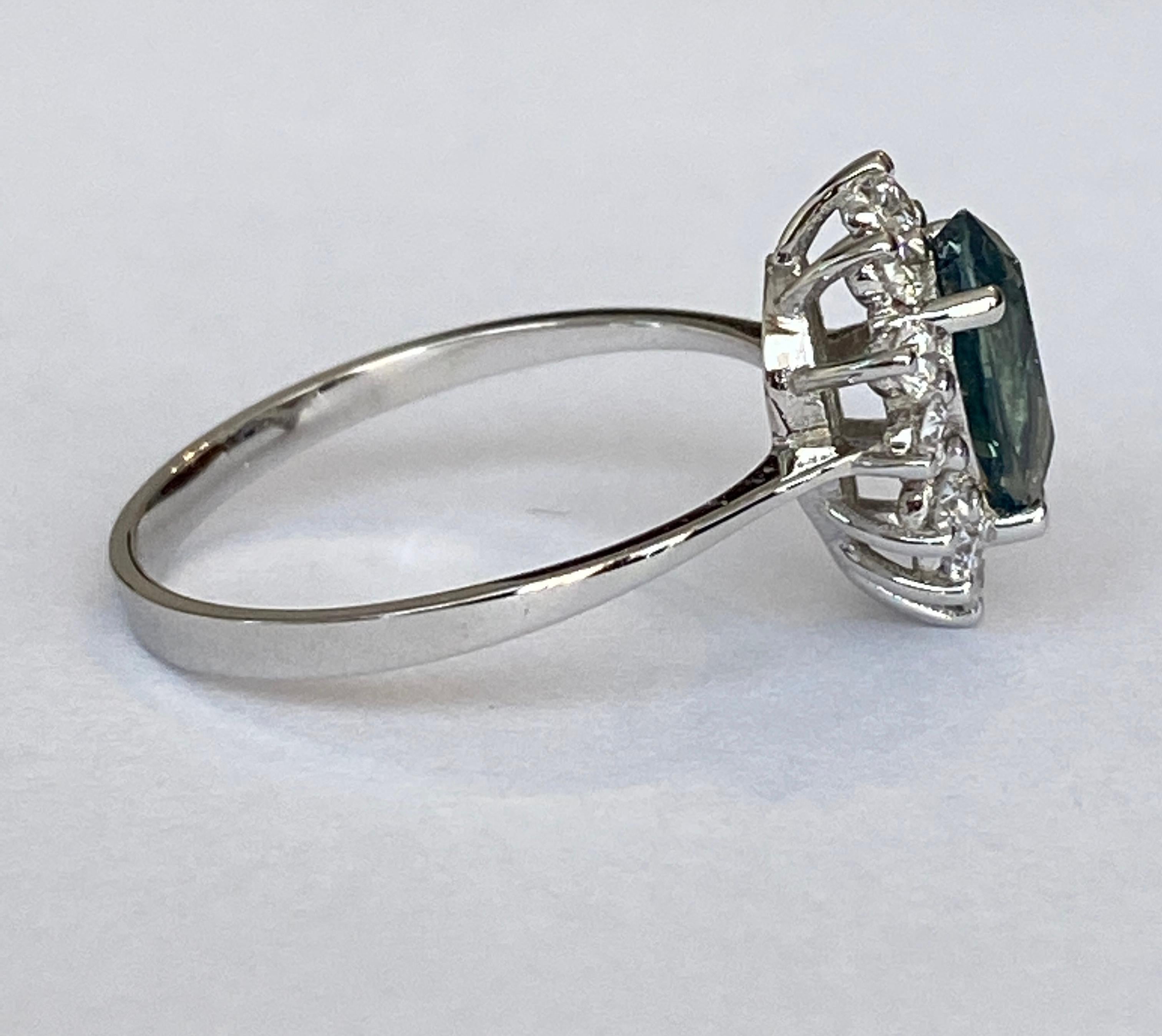 Women's or Men's 18 Carat White Gold 1.53 Carat Green Sapphire Diamond Cocktail Ring For Sale