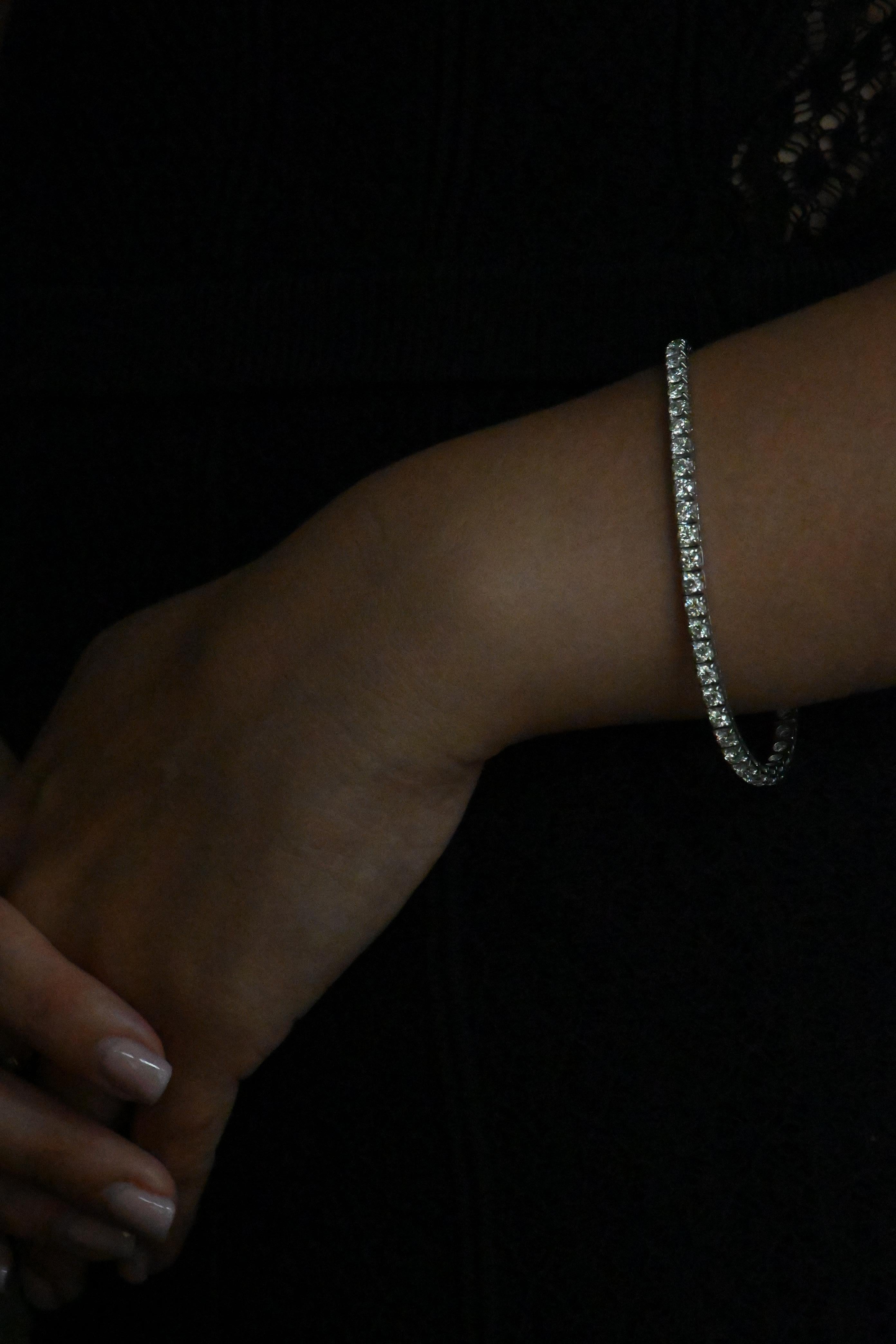This 18-carat gold tennis bracelet is adorned with magnificent F-color diamonds, brilliant-cut for incomparable brilliance. The 50 diamonds, totaling 5 carats, add a touch of luxury and sophistication to this exceptional piece of jewelry.

With a