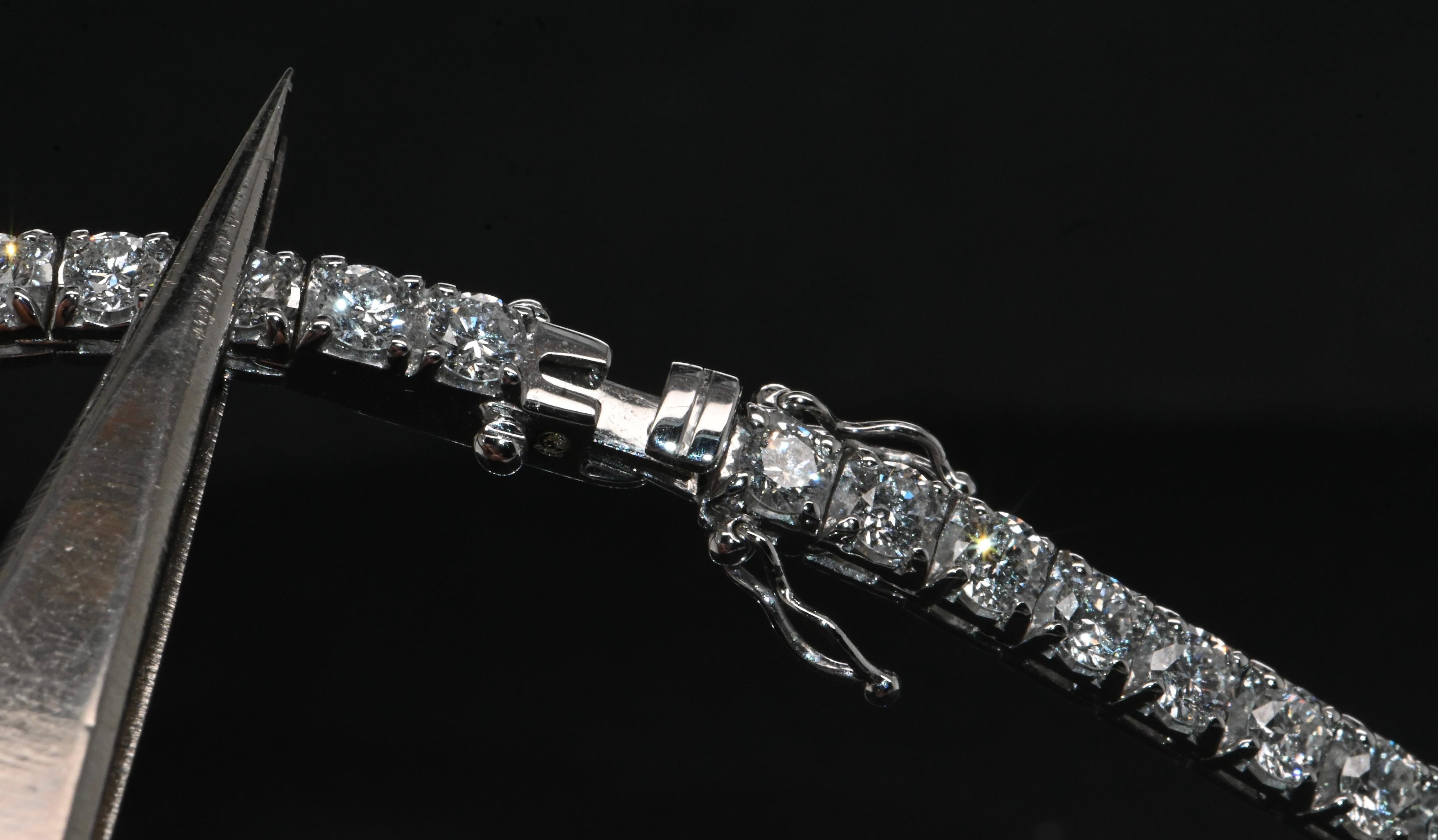 Women's or Men's 18-Carat White Gold 5-Carat Diamonds Tennis Bracelet For Sale