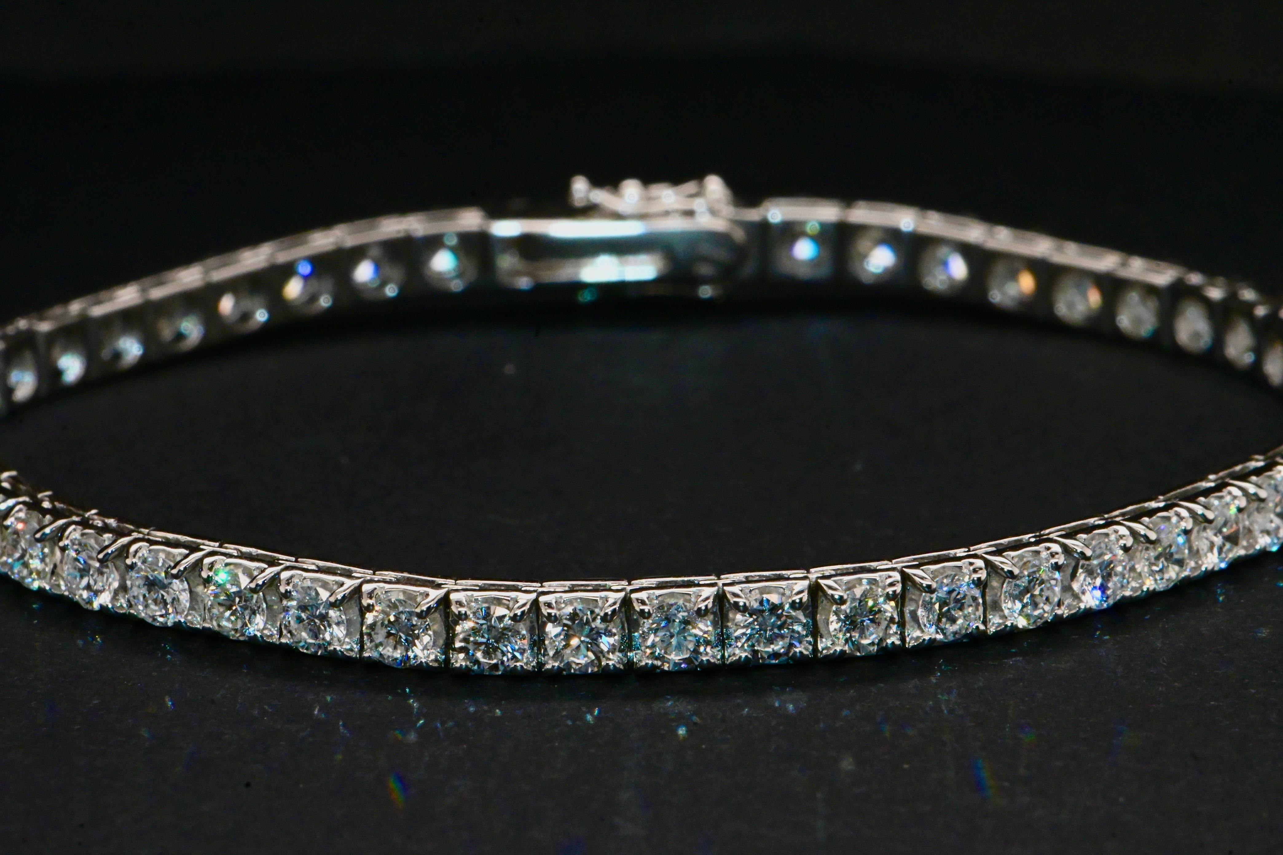 18-Carat White Gold 5-Carat Diamonds Tennis Bracelet For Sale 1