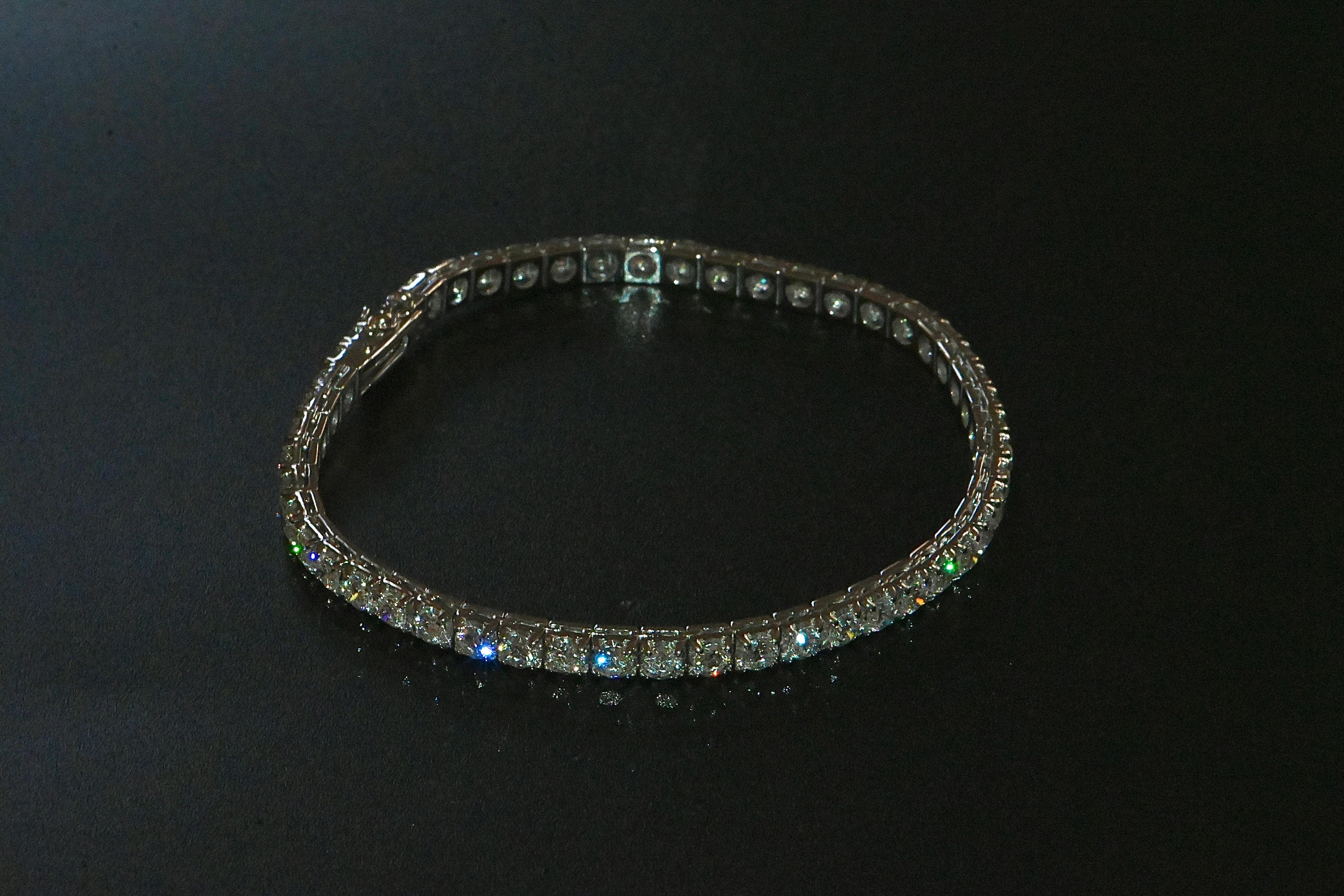 18-Carat White Gold 5-Carat Diamonds Tennis Bracelet For Sale 3