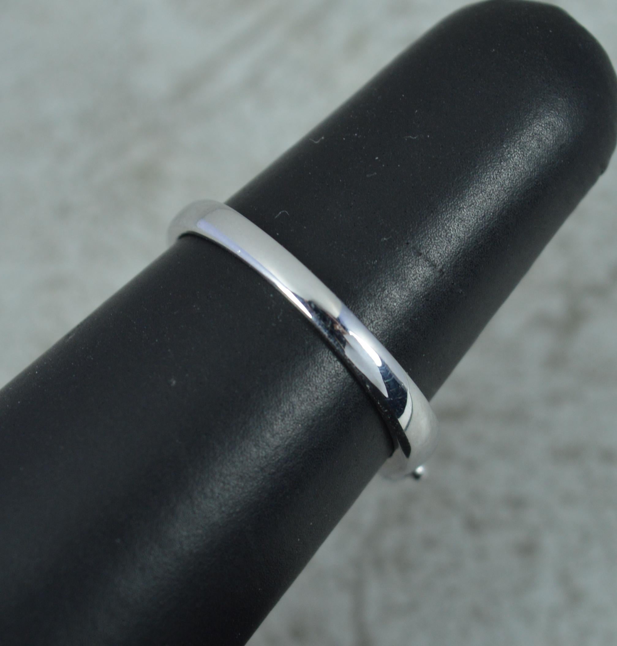 18 Carat White Gold and 0.90ct Diamond Five Stone Stack Ring For Sale 5