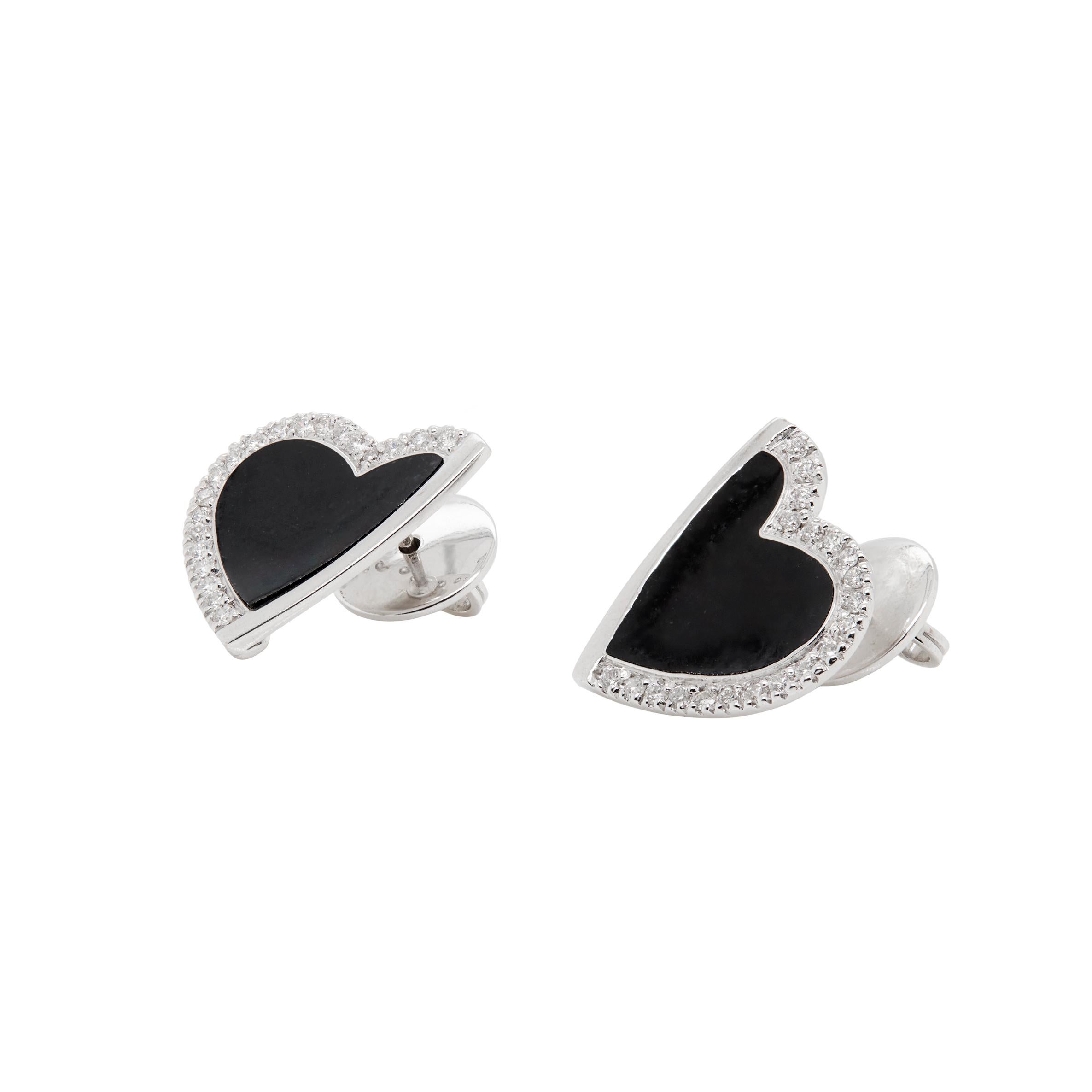 Questo bellissimo paio di orecchini a cuore con diamanti incastonati di Roberto Coin è di grande effetto.

Con un design a cuore speculare, ogni orecchino è splendidamente incastonato con una fila di diamanti rotondi taglio brillante, 20 per ogni