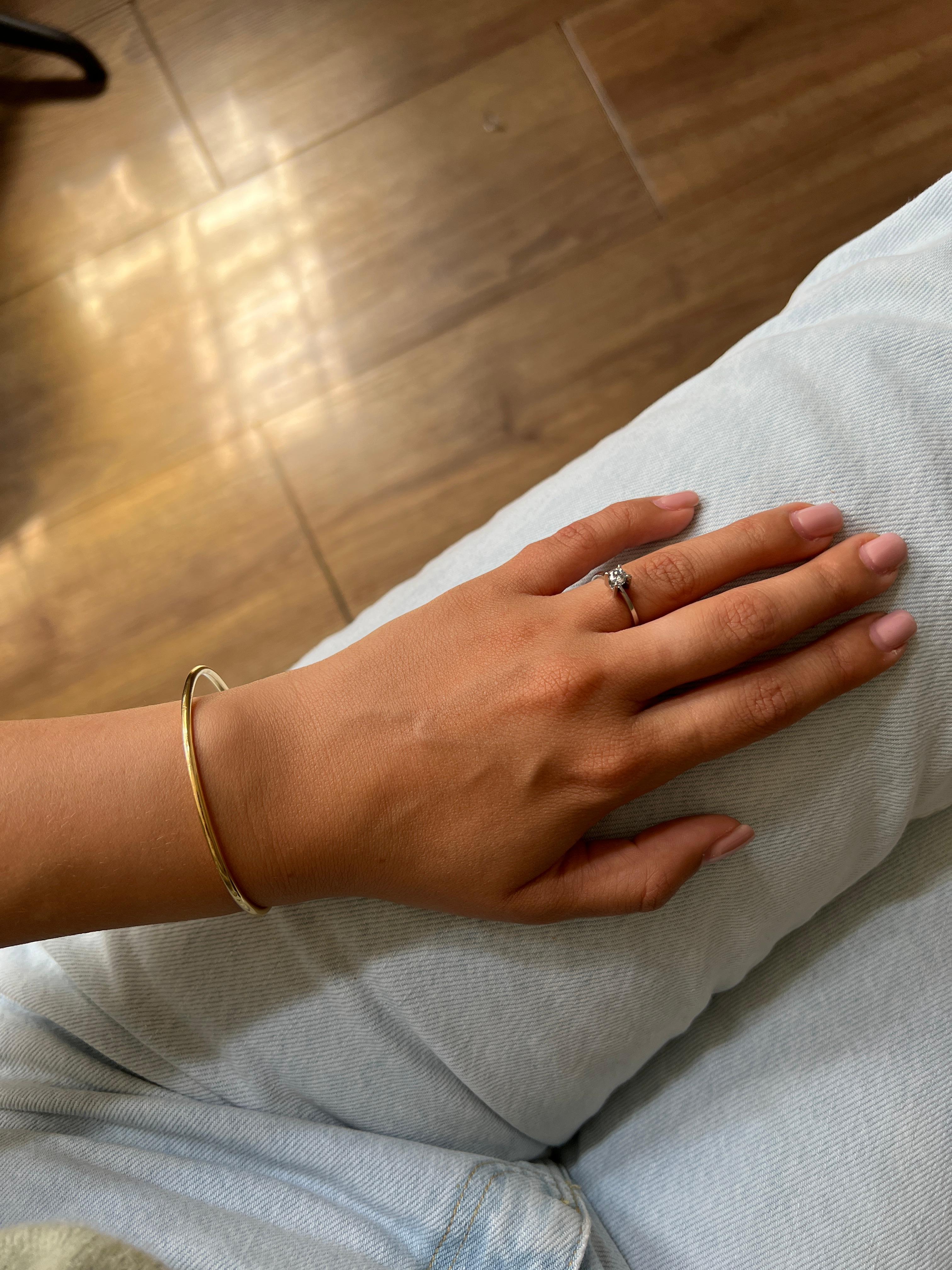 This 18-carat gold solitaire is a jewel of timeless elegance. The 750 thousandths gold, certified by an eagle-head hallmark, guarantees its exceptional quality. The ring, angular on the underside, offers a unique, contemporary look. A brilliant-cut