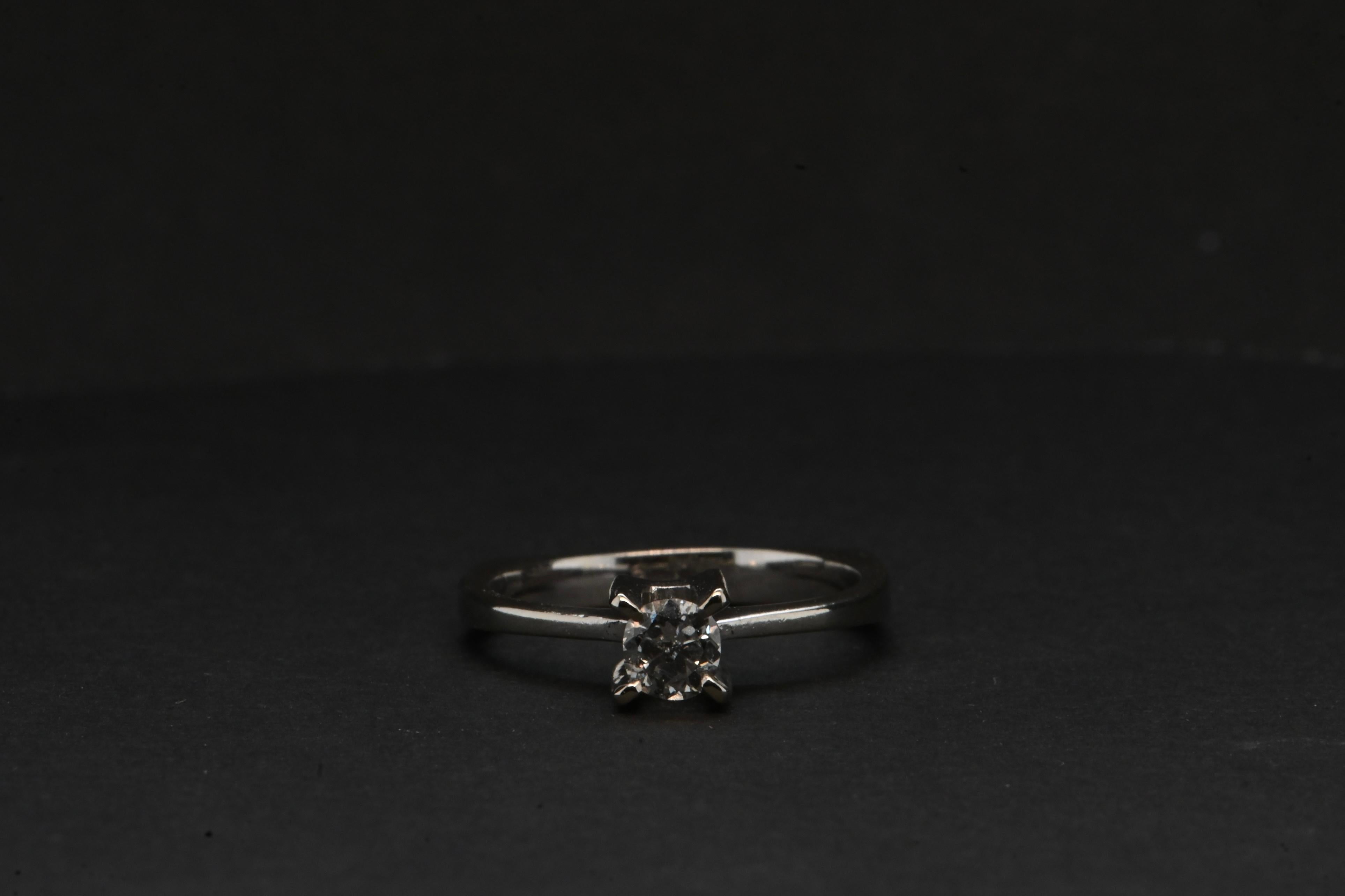 Brilliant Cut 18 Carat White Gold Angular Bottom Solitaire Set with One Diamond For Sale