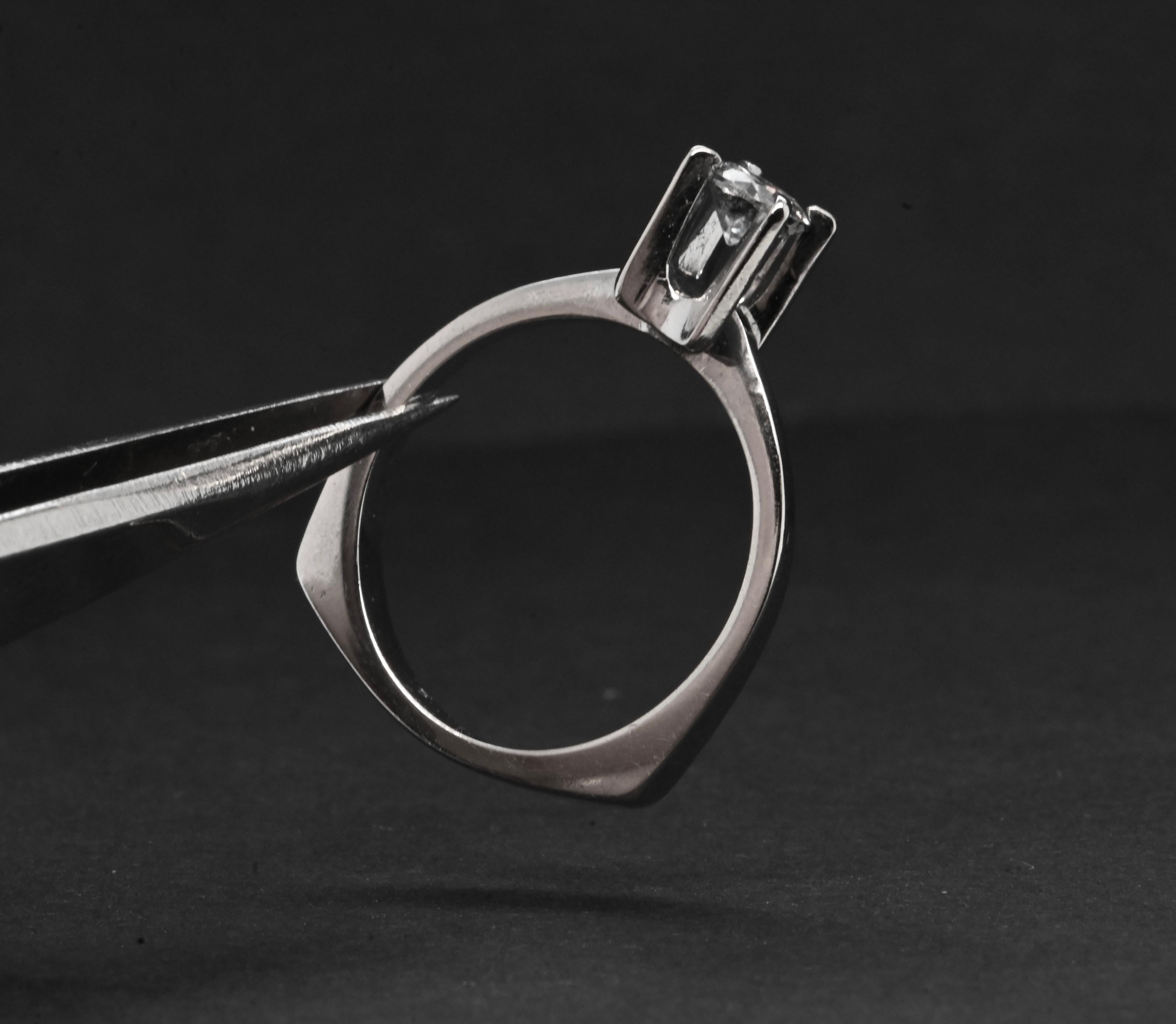 18 Carat White Gold Angular Bottom Solitaire Set with One Diamond In Excellent Condition For Sale In Vannes, FR