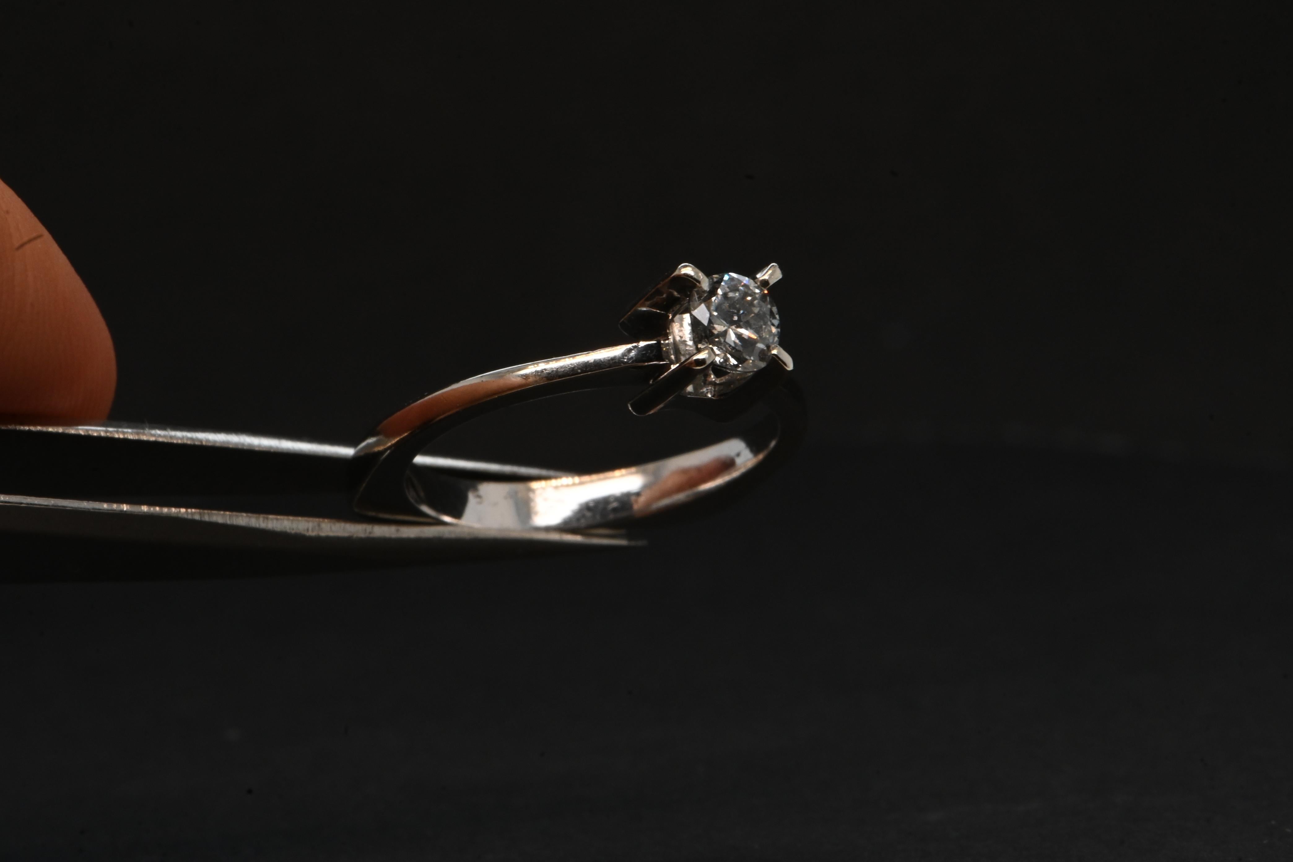 Women's 18 Carat White Gold Angular Bottom Solitaire Set with One Diamond For Sale