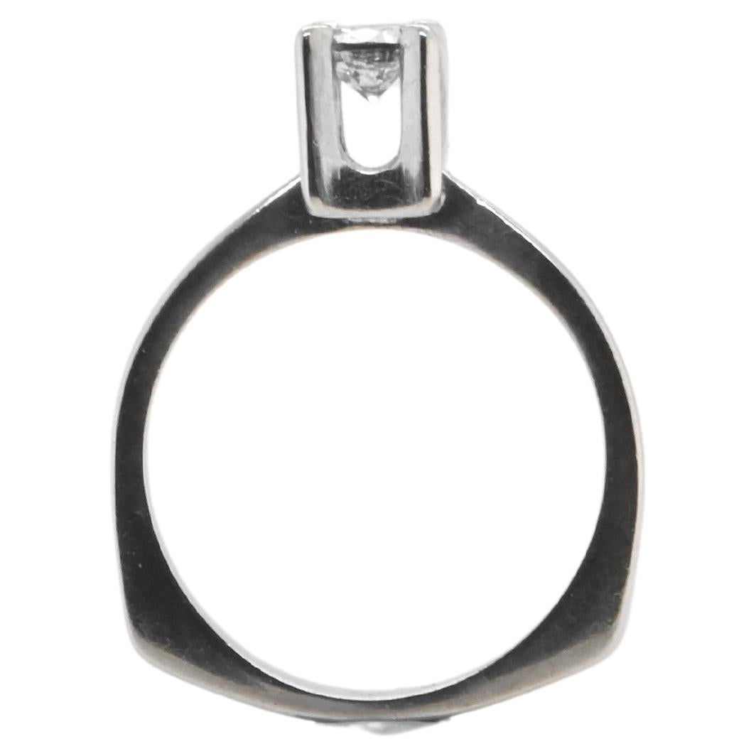 Conjunto solitario de fondo angular de oro blanco de 18 quilates con un diamante