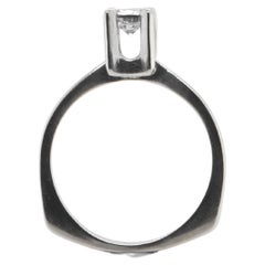 Conjunto solitario de fondo angular de oro blanco de 18 quilates con un diamante