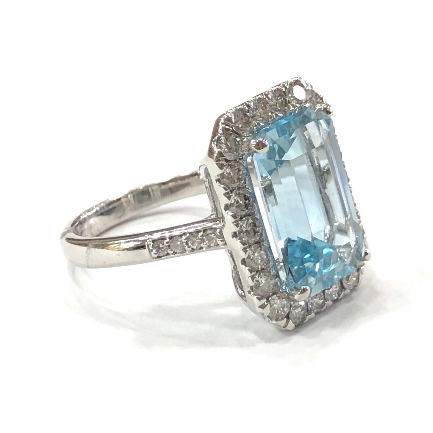18ct White Gold Aquamarine and Diamond Cluster Ring. Set with a large 14x10mm central emerald cut Aquamarine set in a four claw setting. Surrounded by 22 round brilliant cut Diamonds and 8 round brilliant cut diamonds set on the shoulders.
With a