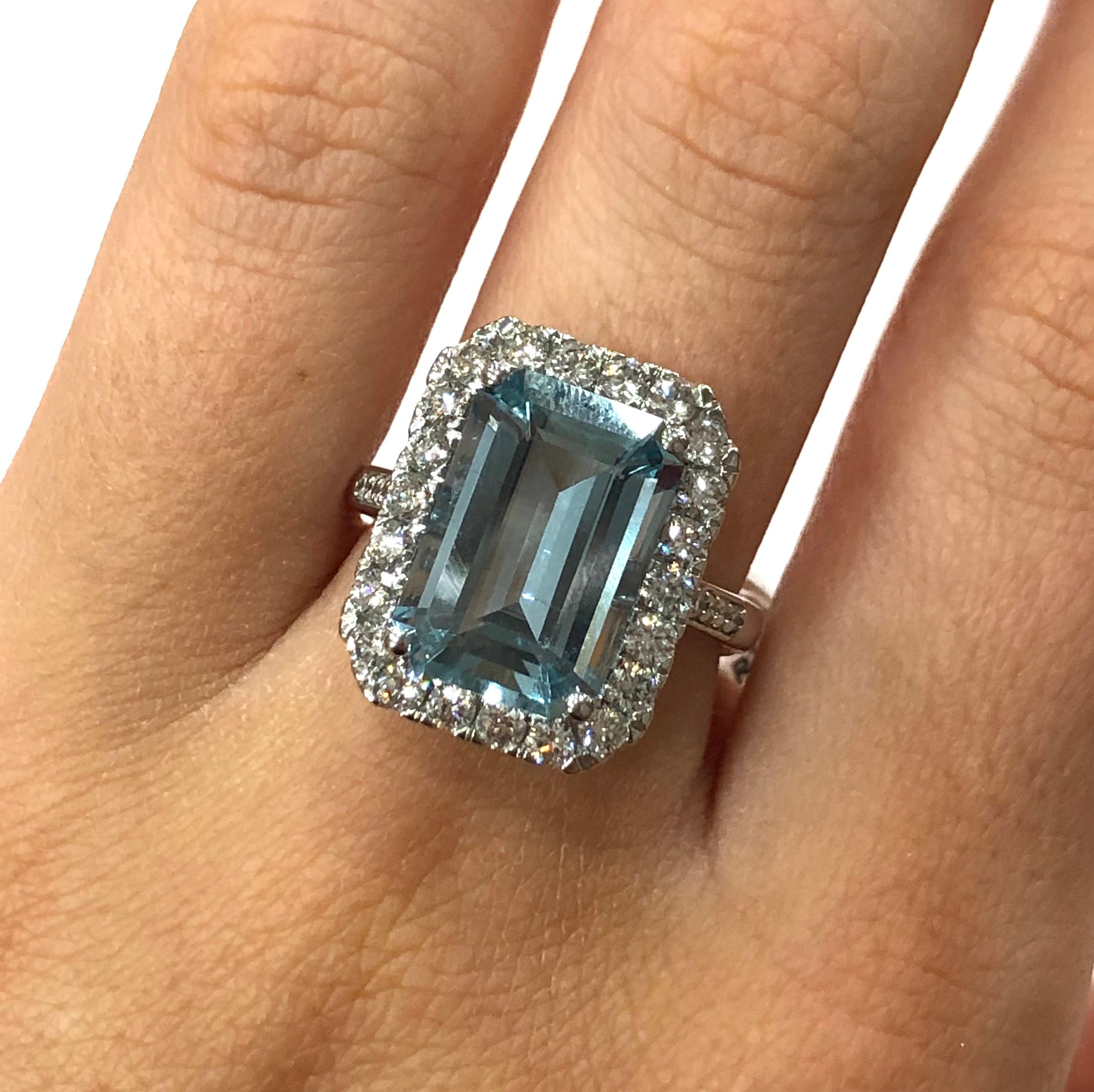 18 Carat White Gold Aquamarine and Diamond Cluster Ring In New Condition For Sale In Oxted, Surrey