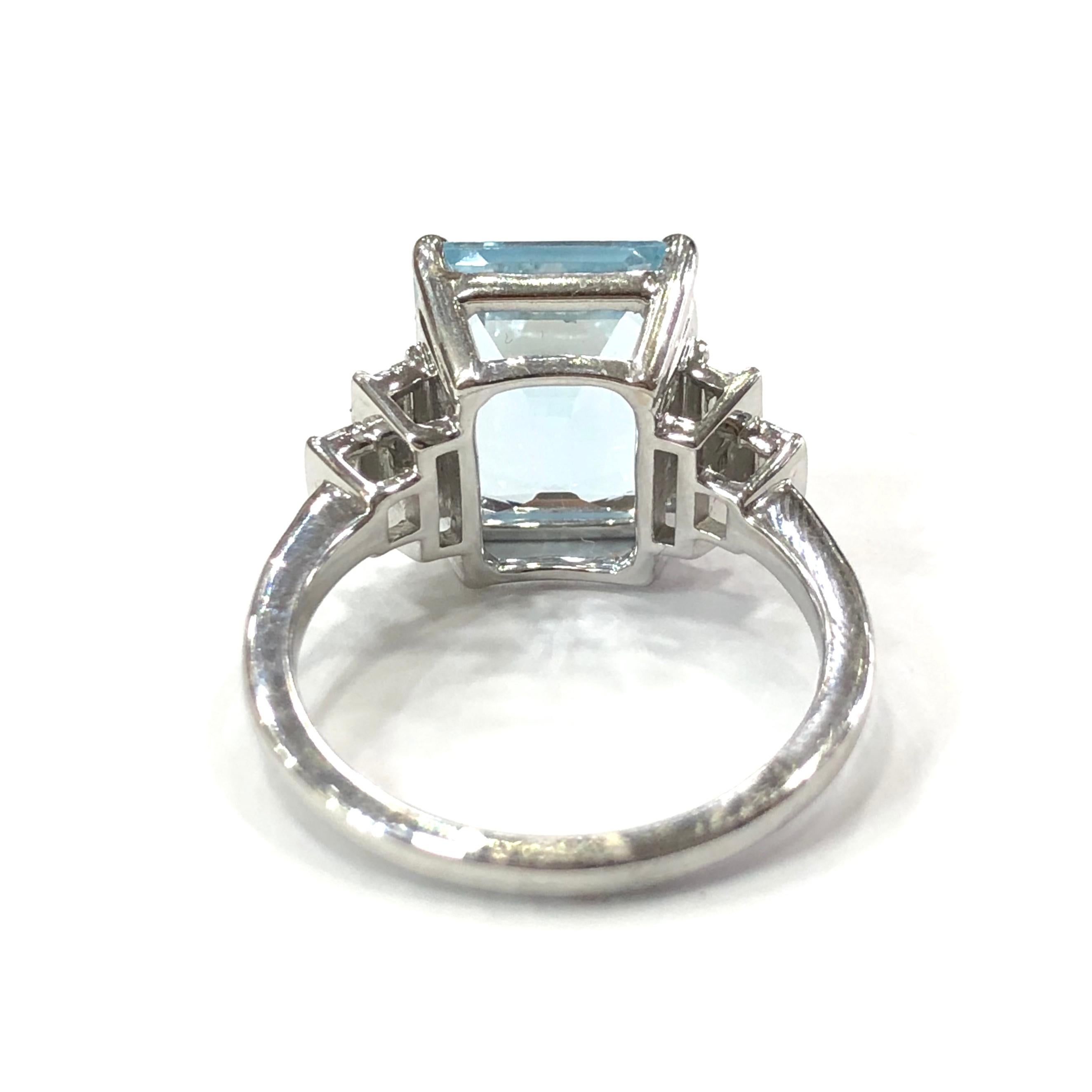 Art Deco 18 Carat White Gold Aquamarine and Diamond Ring For Sale