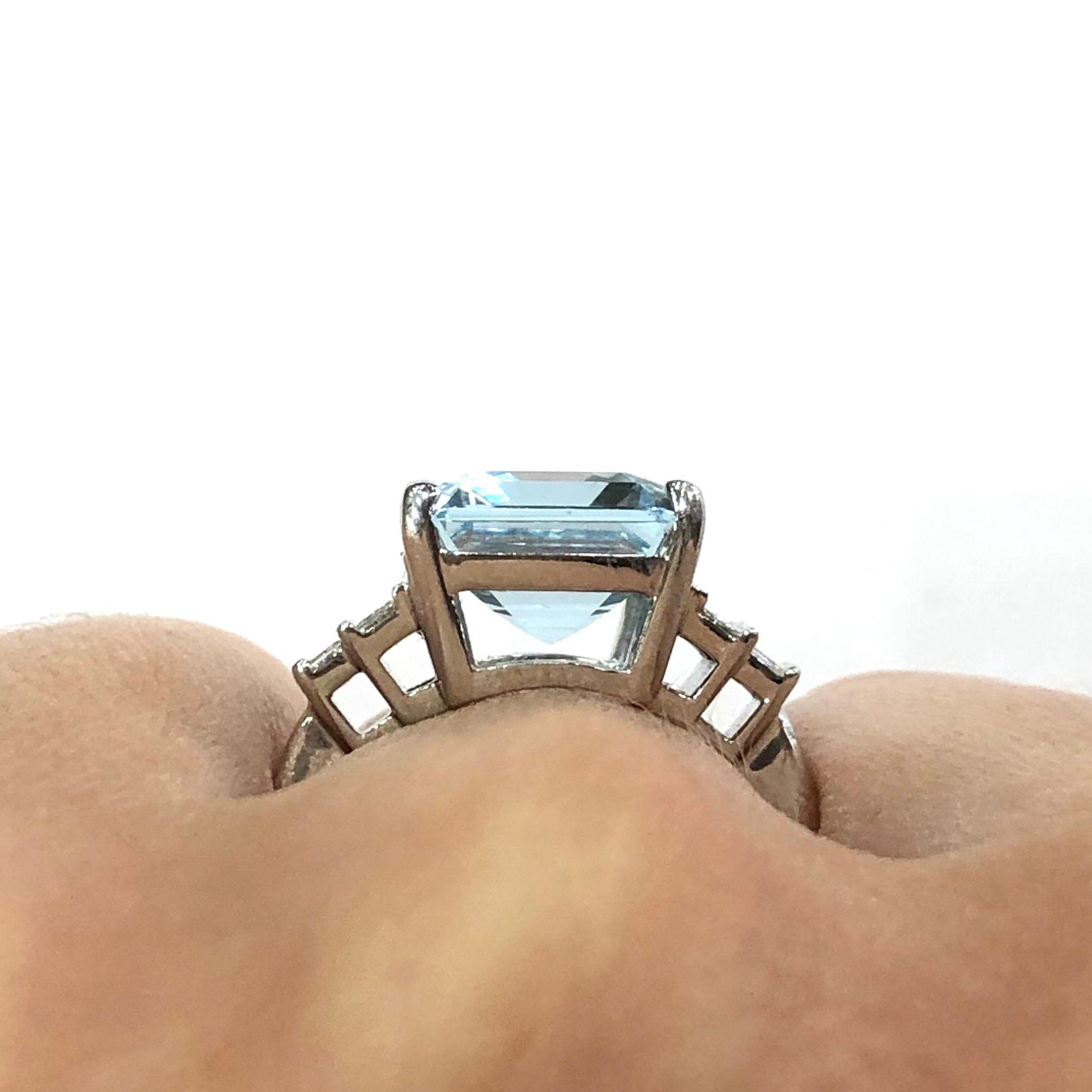 18 Carat White Gold Aquamarine and Diamond Ring In New Condition For Sale In Oxted, Surrey