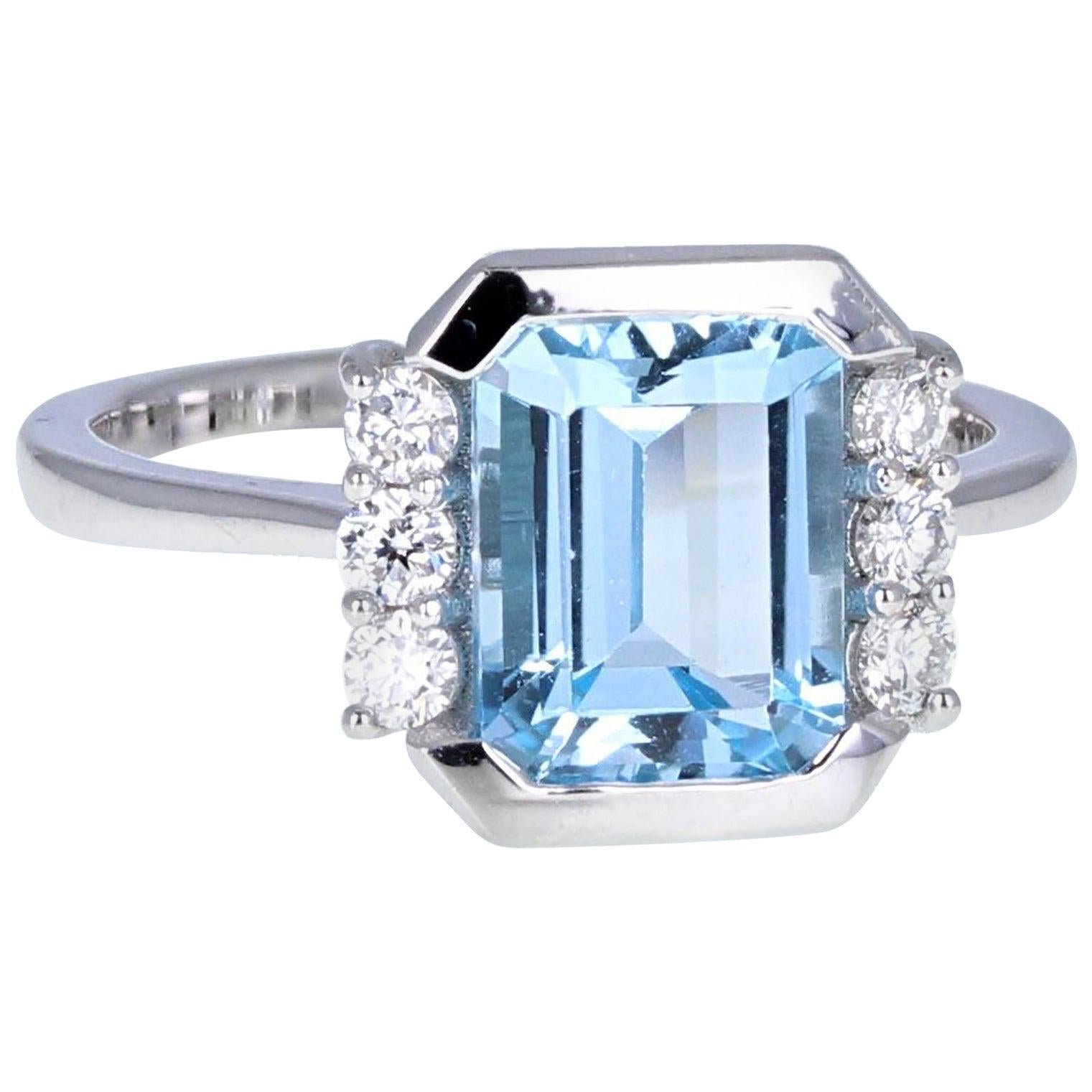 18 Carat White Gold Aquamarine Diamond Cocktail Engagement Ring For Sale