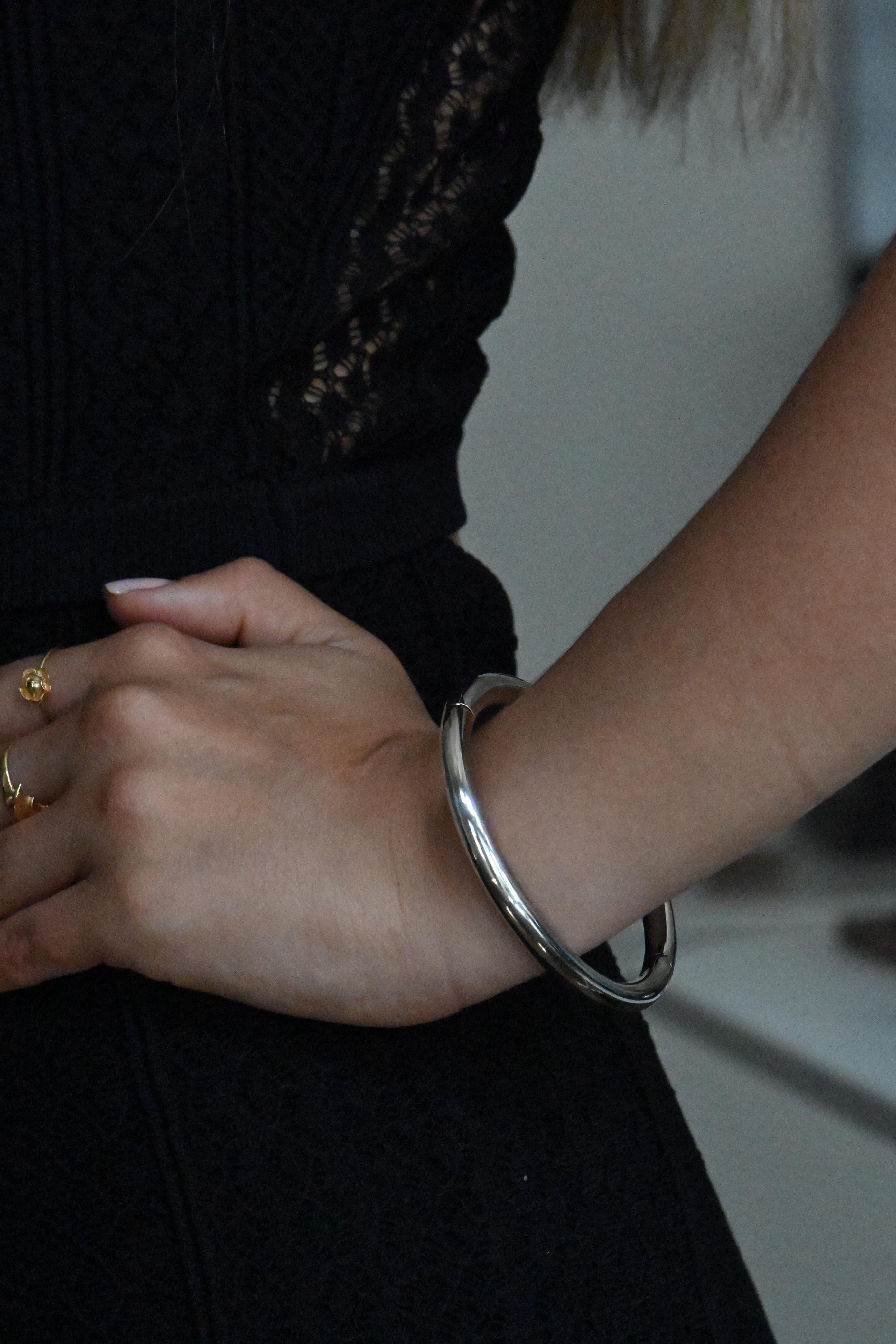 This 18-carat white gold bracelet, certified by a poinçon de maître that guarantees the quality of 750 thousandths gold, is an elegant and sophisticated piece of jewelry. Designed with an American-style opening, it is easy to slip on, ensuring