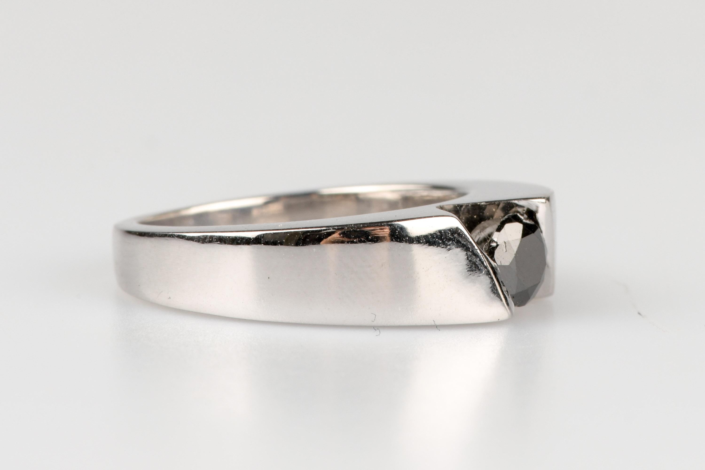 Anello in oro bianco 18 carati con 1 diamante nero taglio brillante di 0,34 carati.               

Qualità del diamante
Colore: H
Chiarezza: SI

Peso: 10,20 gr.

Taglia : EU : 52 - ES/IT : 12 - US : 6

Dimensioni: 2,30 x 2,10 x 0,28 cm

Marchio di