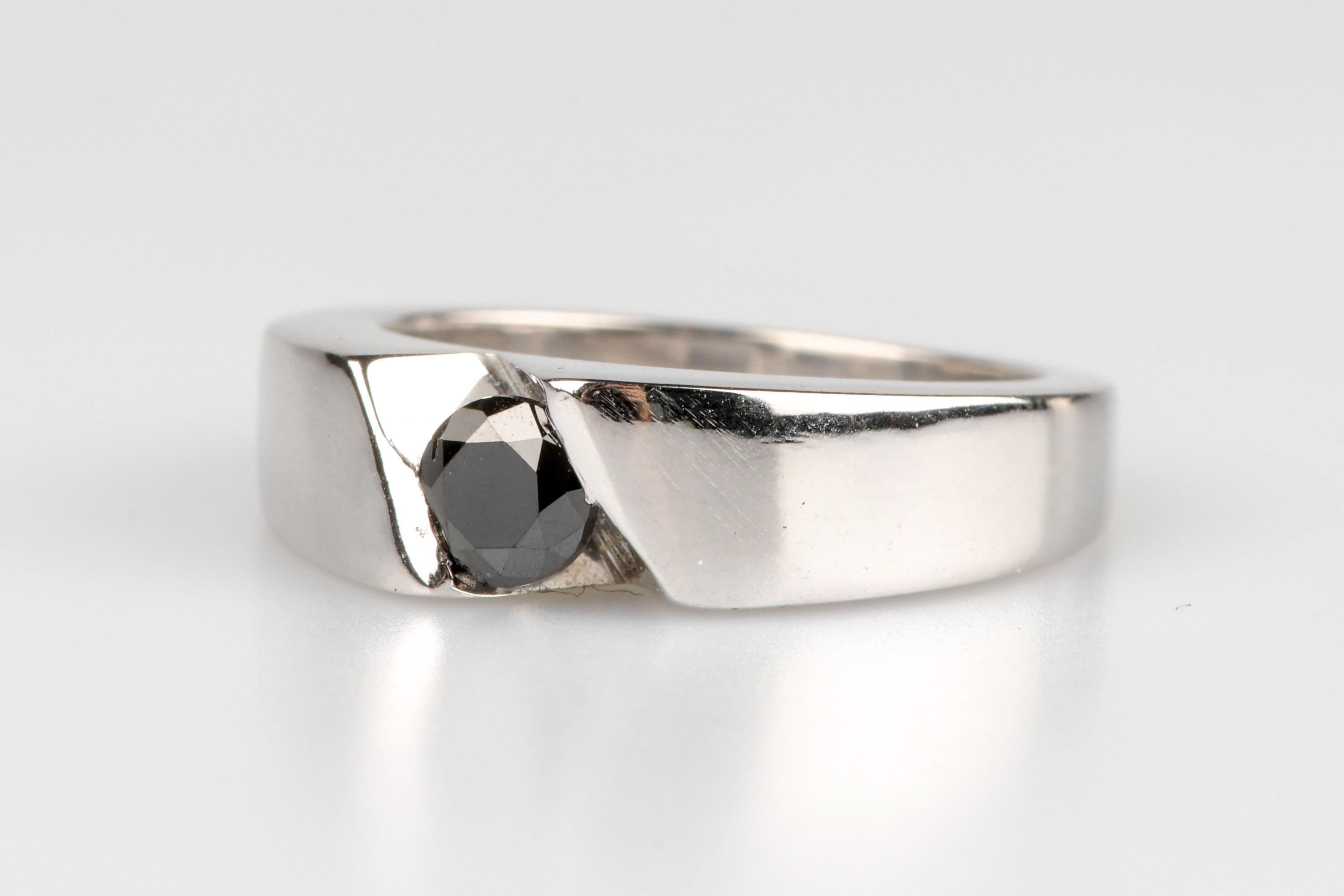 Anello con diamante nero in oro bianco 18 carati in vendita 1