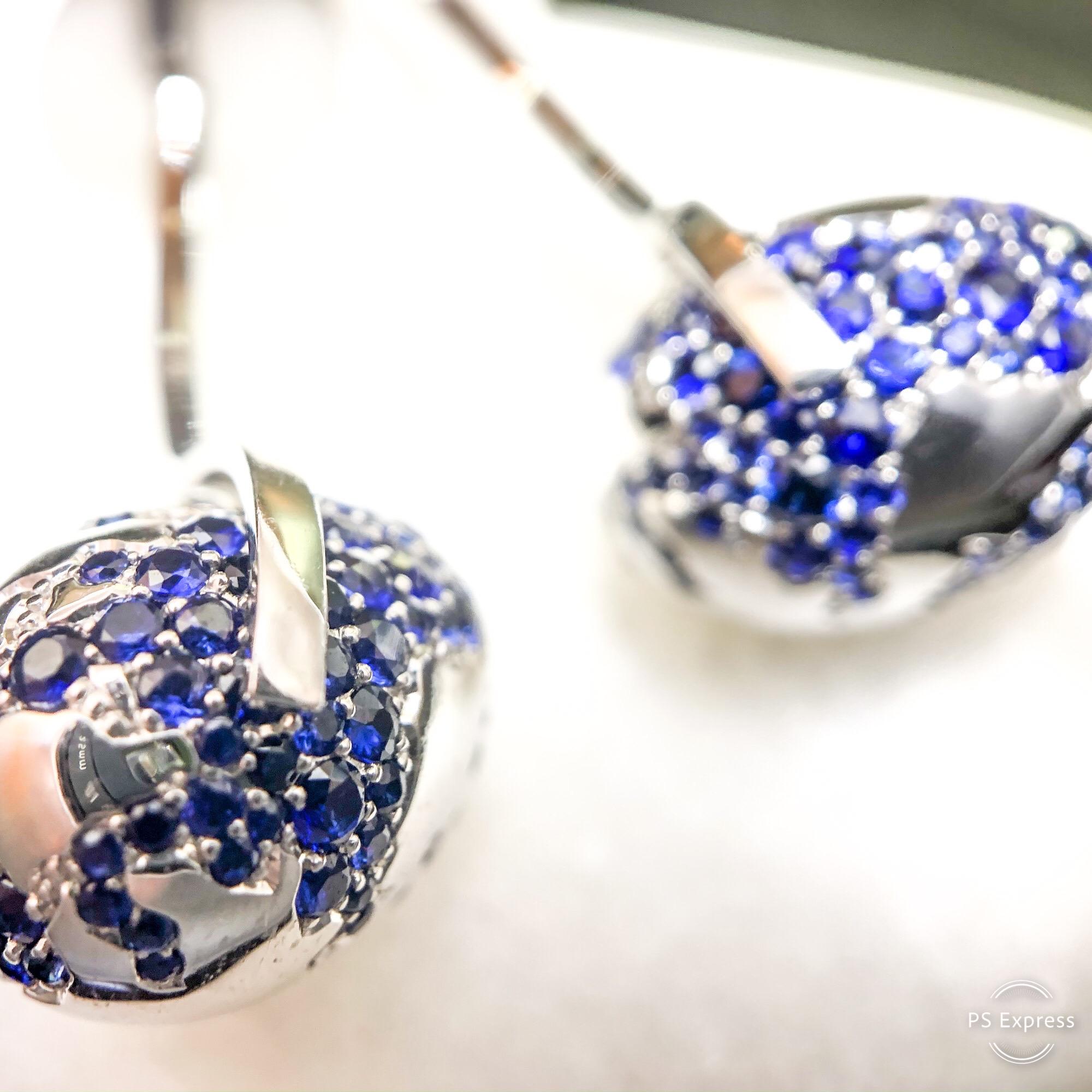 This amazing pair of cufflinks with blue sapphires is handcrafted in white gold showing the 