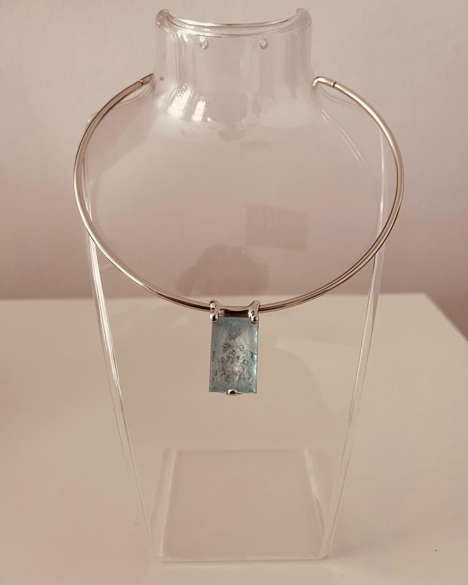 18 Carat White Gold Choker, 12cm Diameter, With Aquamarine Removable Pendant In Excellent Condition For Sale In London, GB