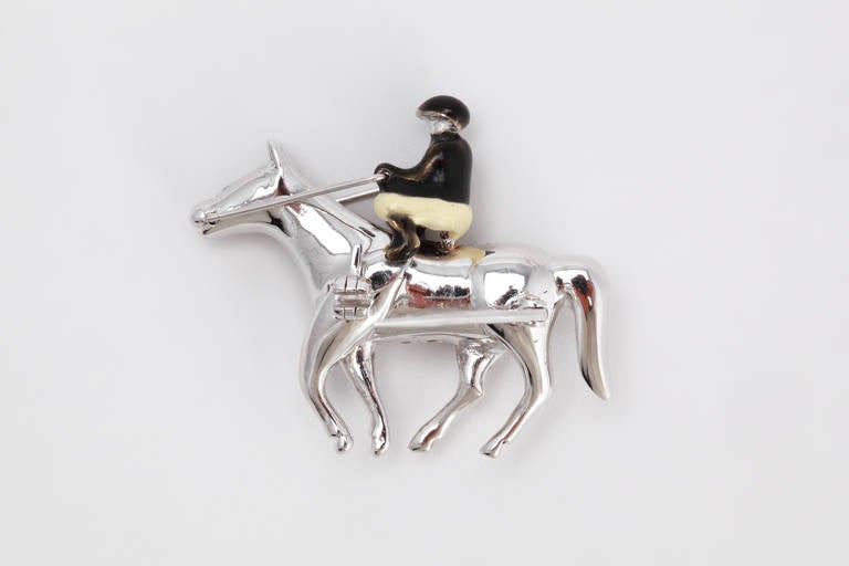 Broche en or blanc 18 carats avec diamants en forme d'équitation à cheval en vente 1