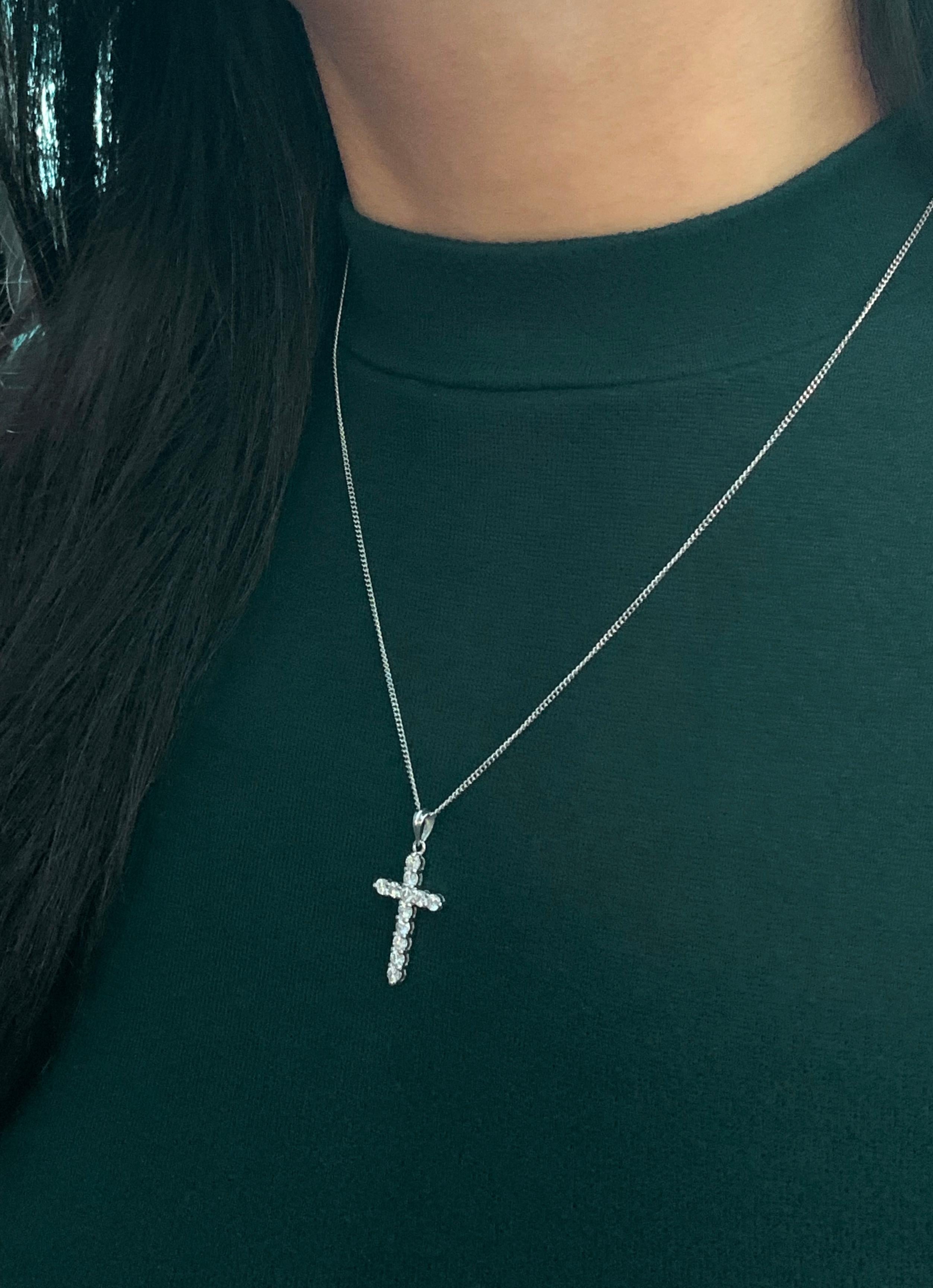 18 Carat White Gold Diamond Cross Pendant and Chain In Excellent Condition In London, GB