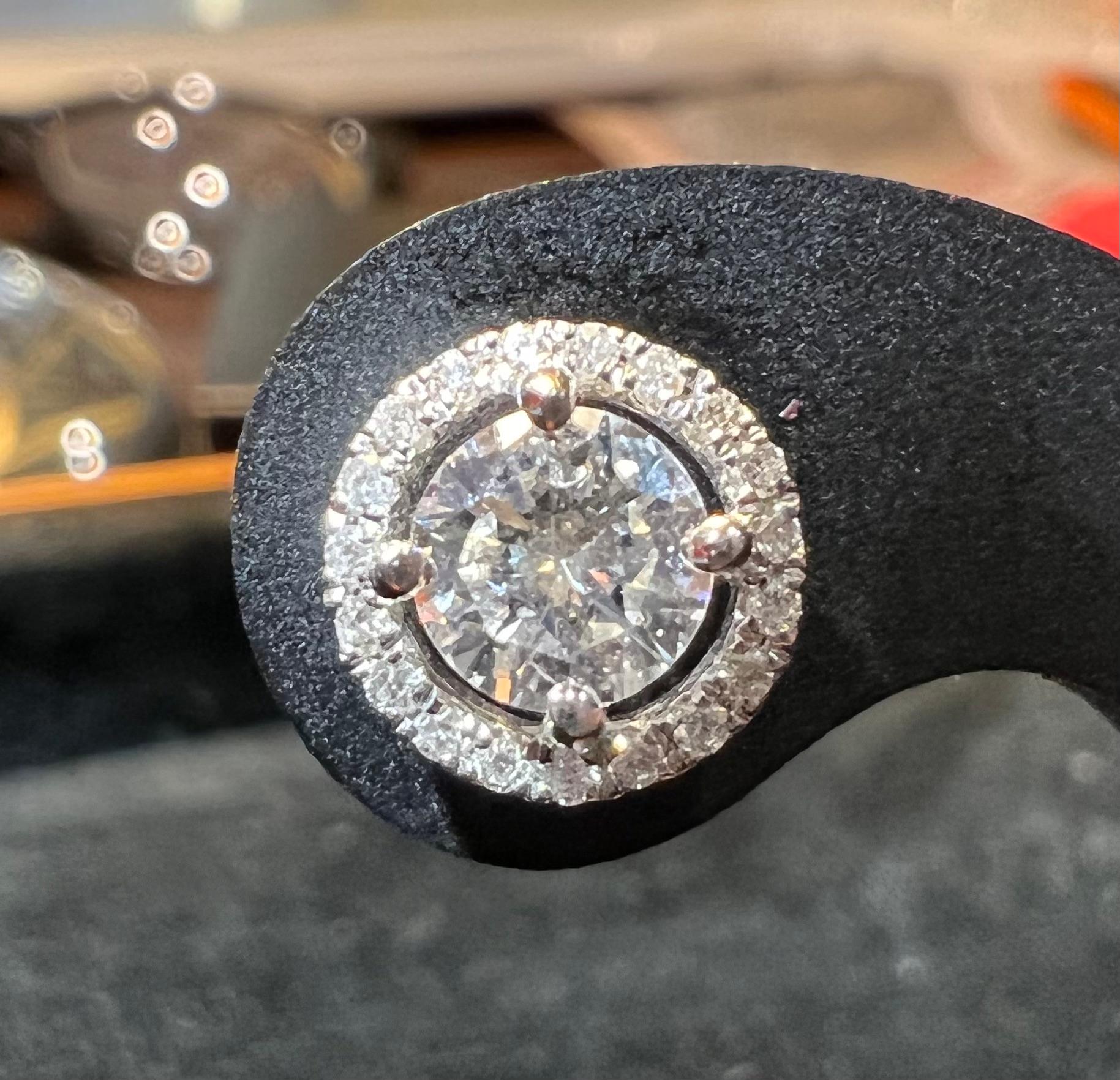 Taille ronde Clous d'oreilles en or blanc 18 carats pour 1,20 carat en vente