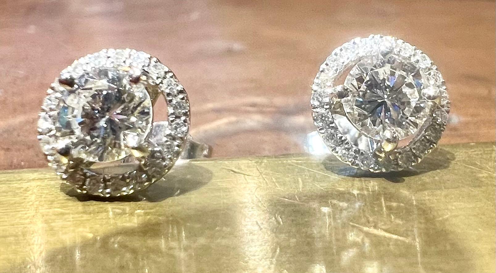 Clous d'oreilles en or blanc 18 carats pour 1,20 carat en vente 2
