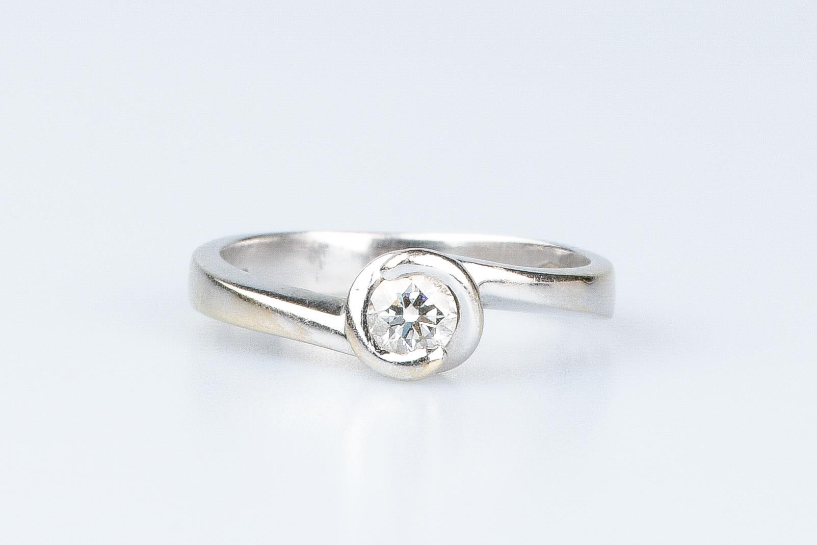 Round Cut 18 carat white gold diamond ring 