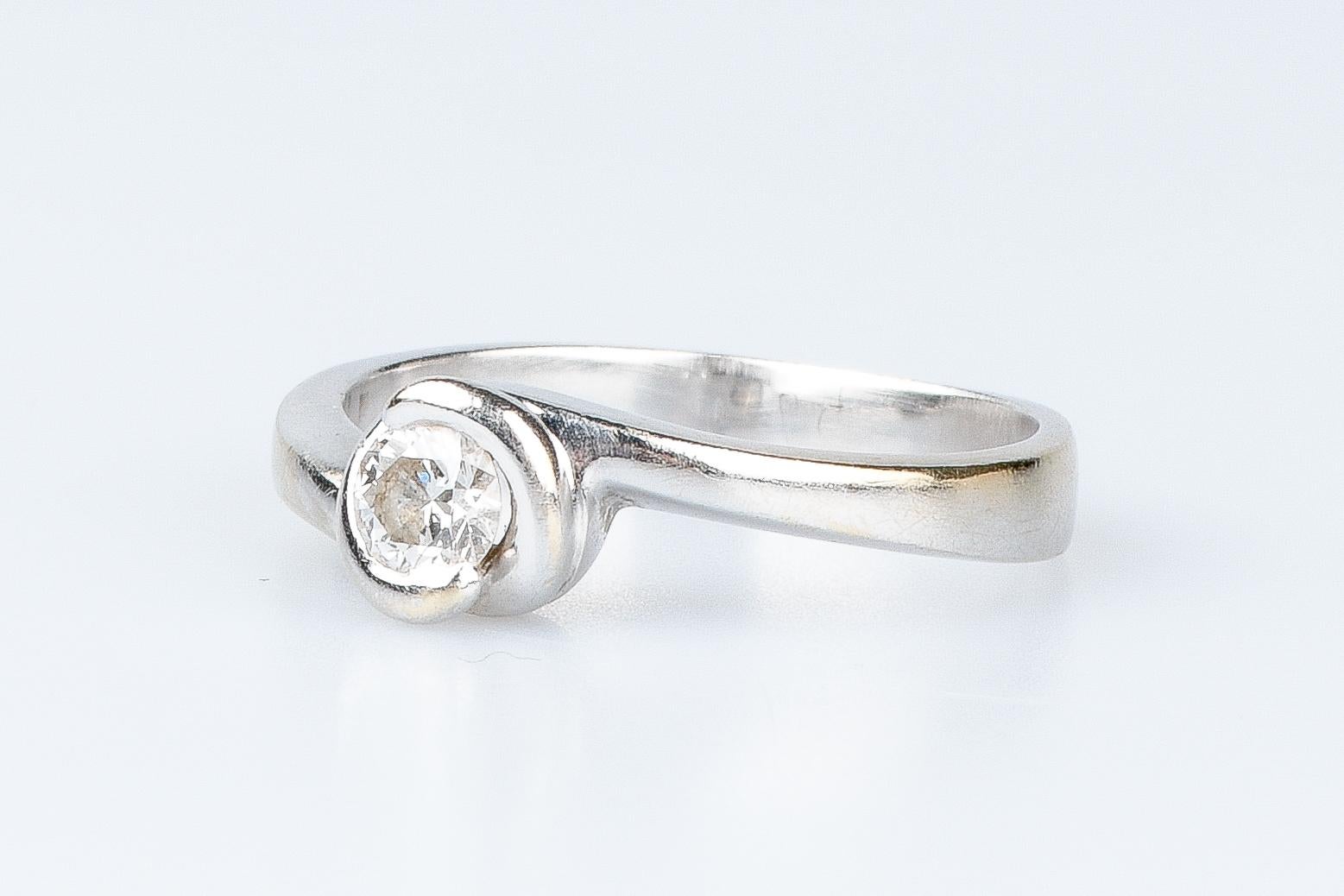 18 carat white gold diamond ring  2