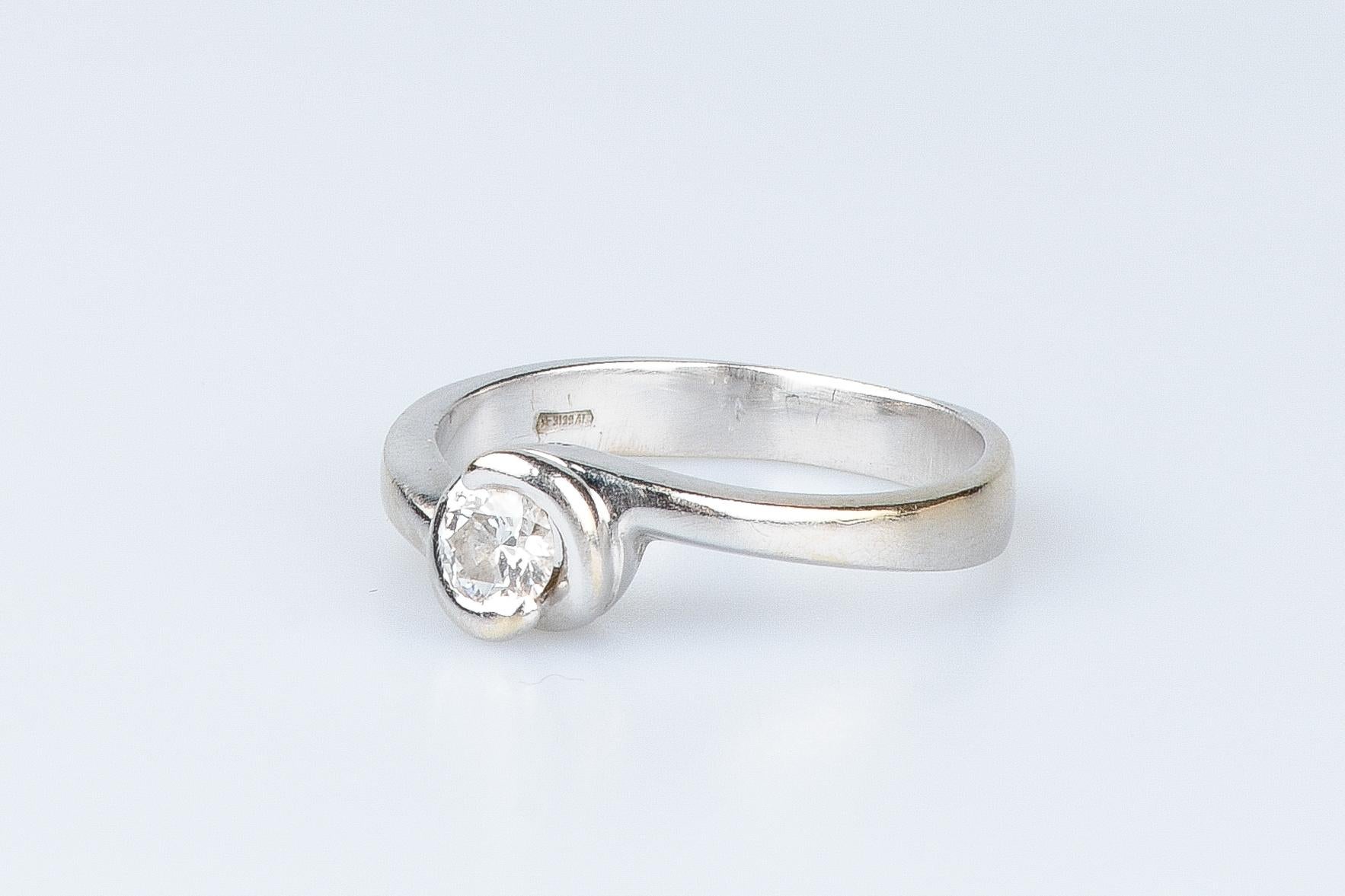 18 carat white gold diamond ring  3