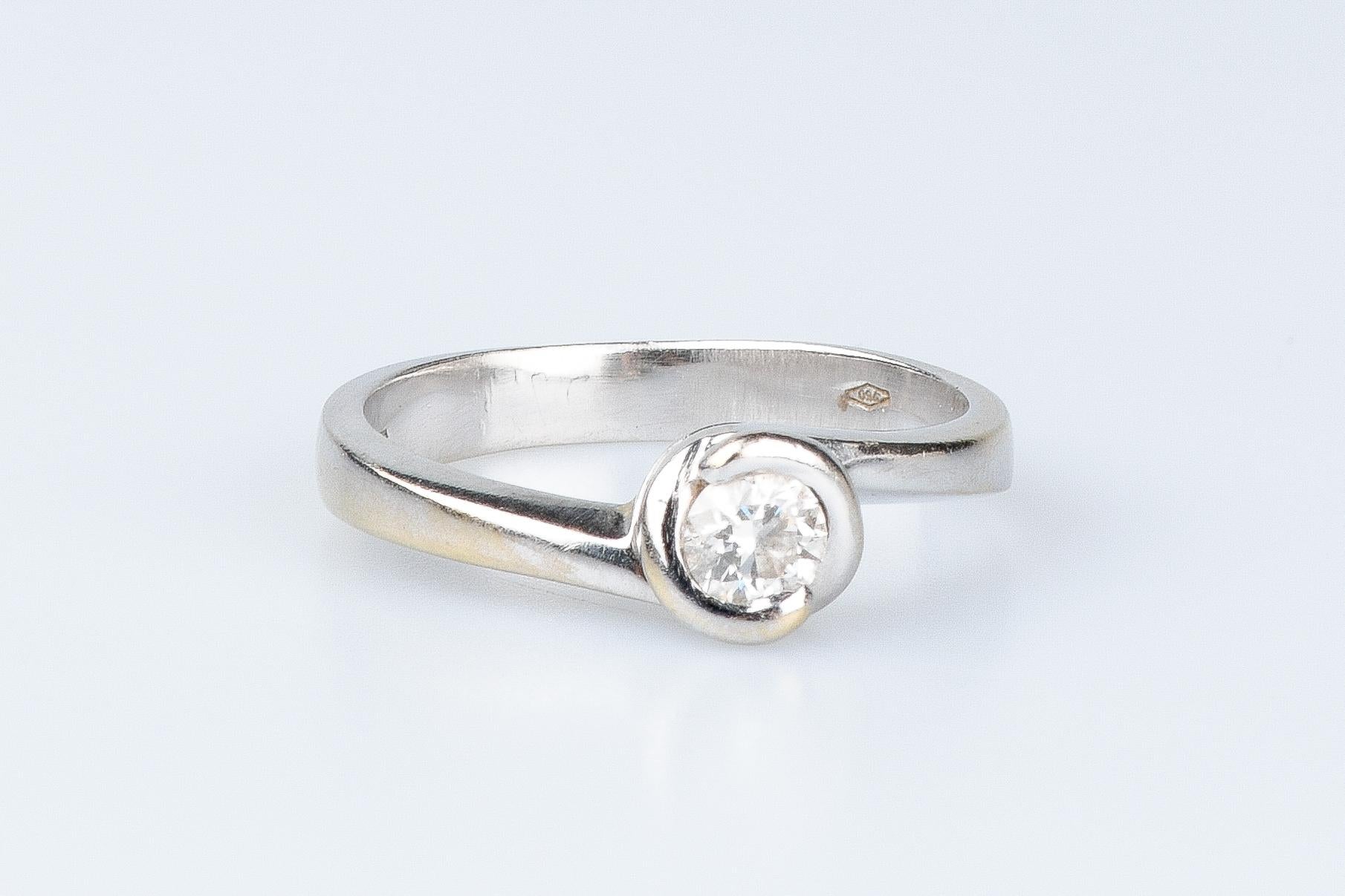18 carat white gold diamond ring  4