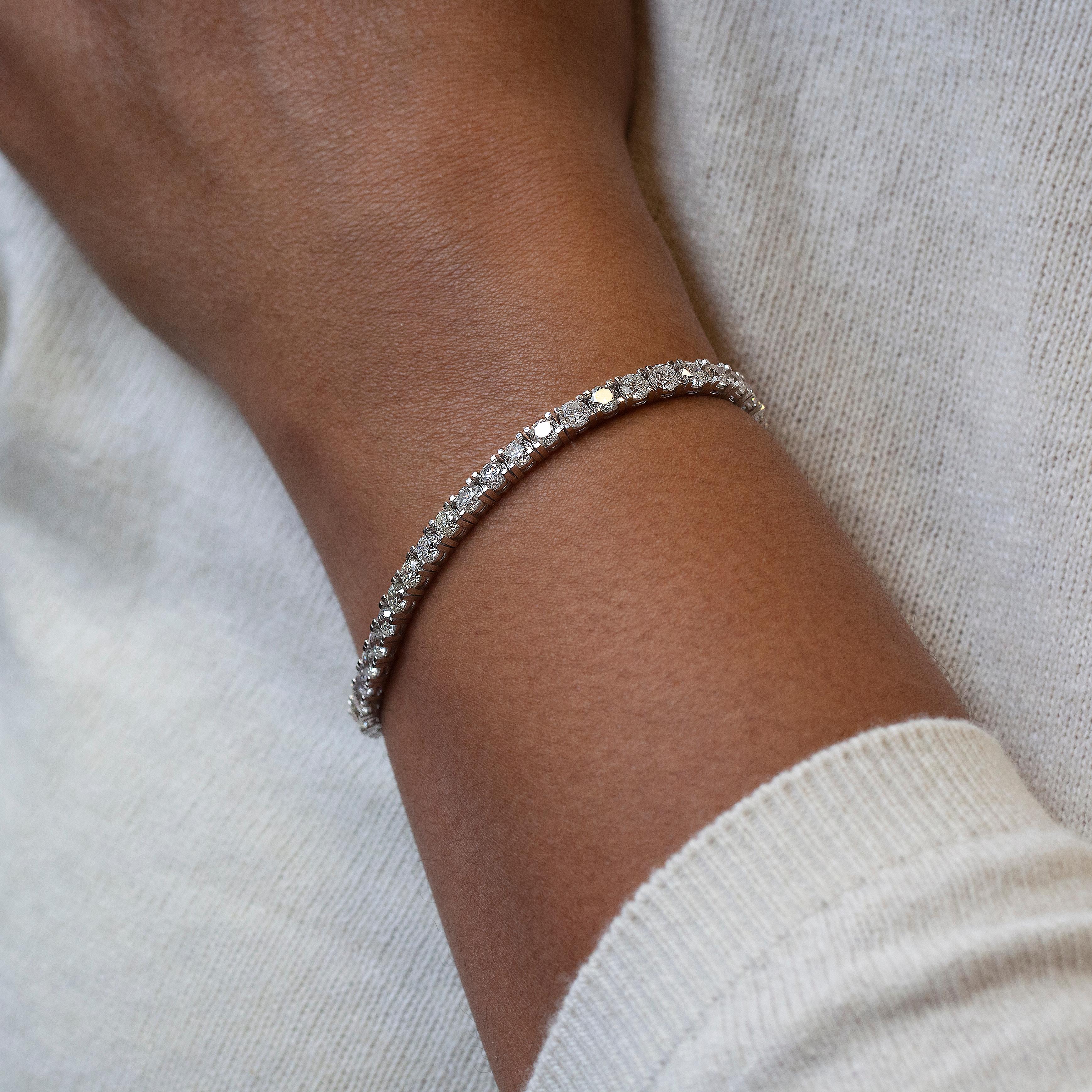 Ajoutez une touche d'exquise à votre tenue de tous les jours avec ce bracelet de tennis intemporel à ligne droite, savamment confectionné en or blanc 18 carats.

Cette magnifique pièce est conçue à la perfection avec 42 diamants ronds de taille