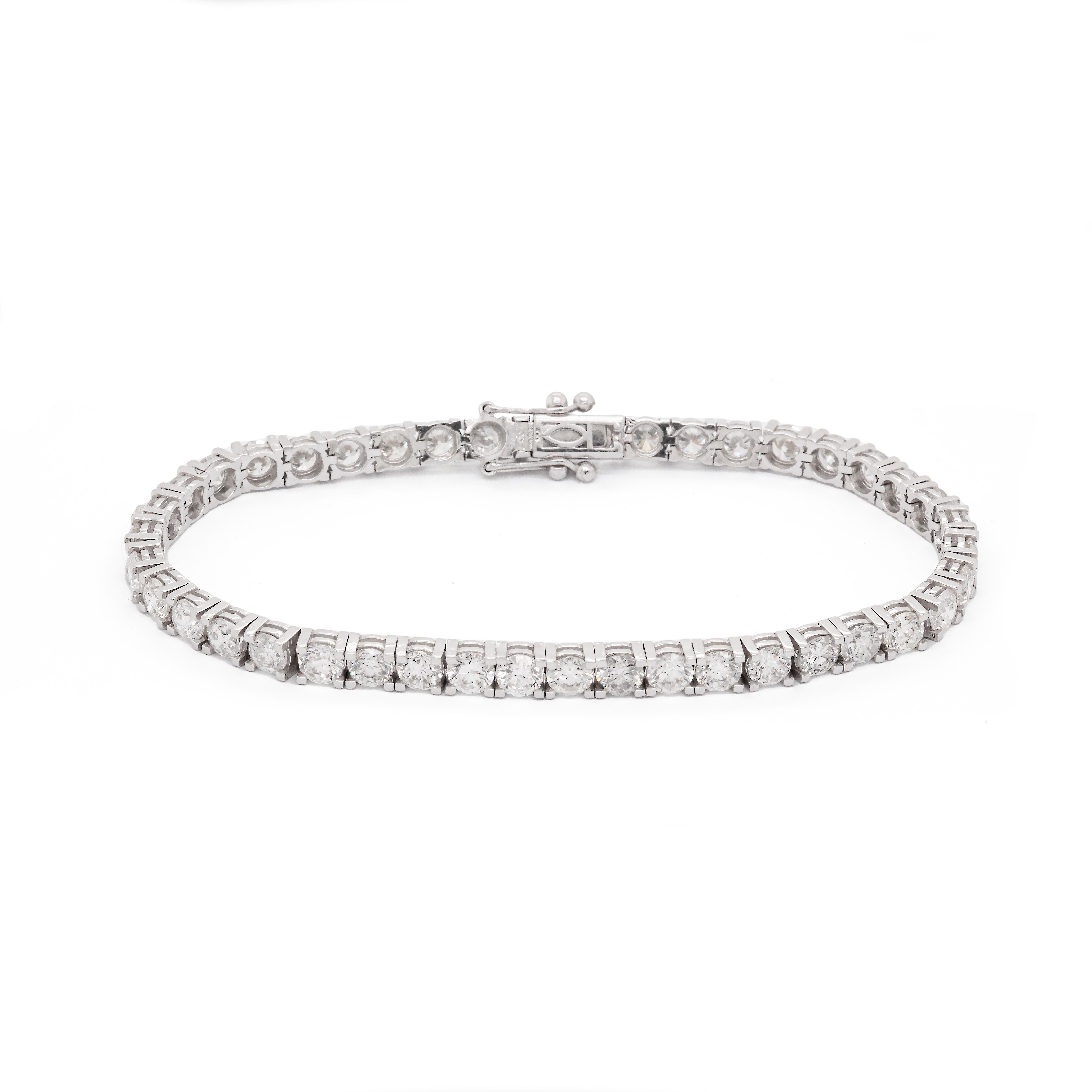 Moderne Bracelet tennis en or blanc 18 carats et diamants en vente