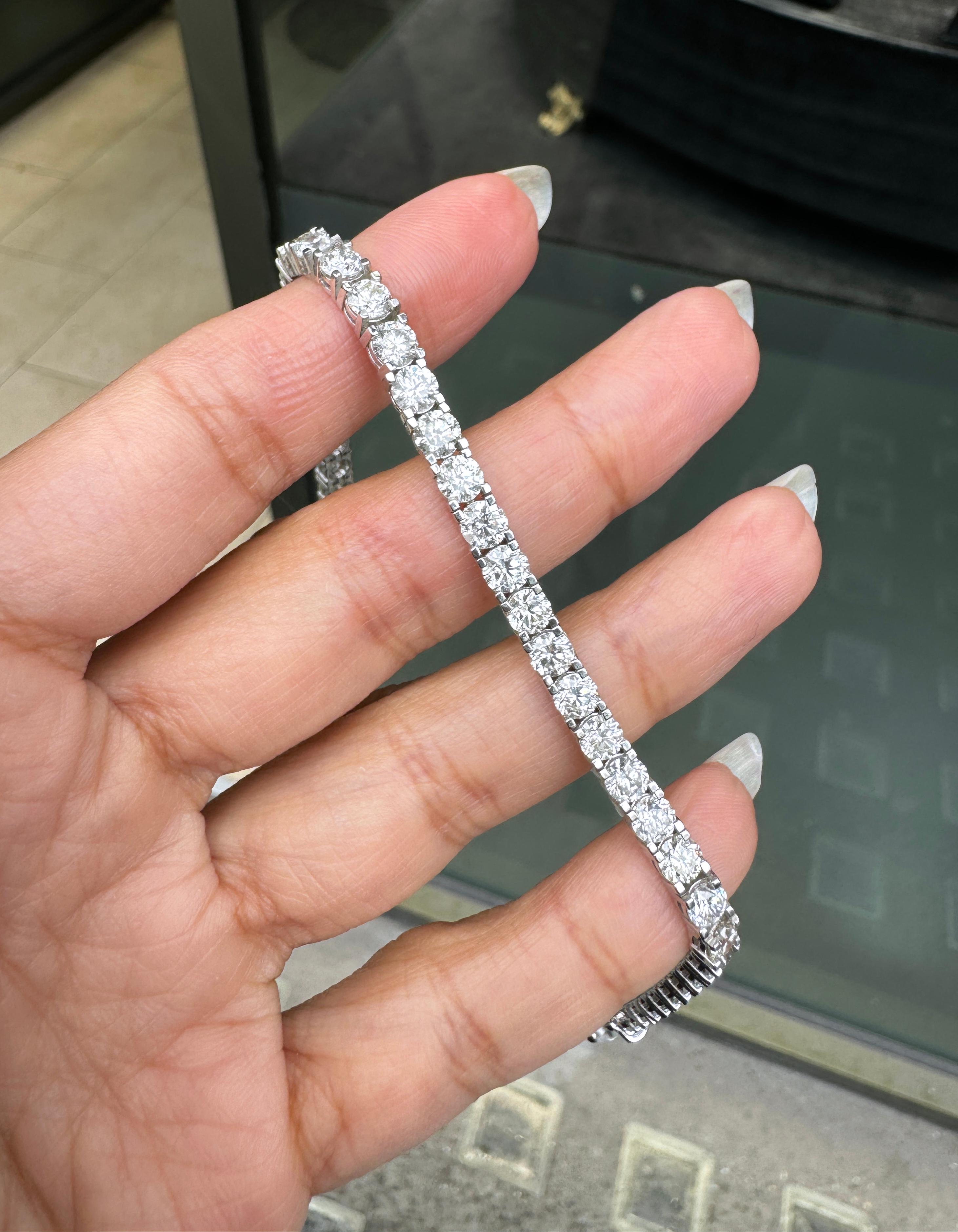 Bracelet tennis en or blanc 18 carats et diamants Excellent état - En vente à London, GB