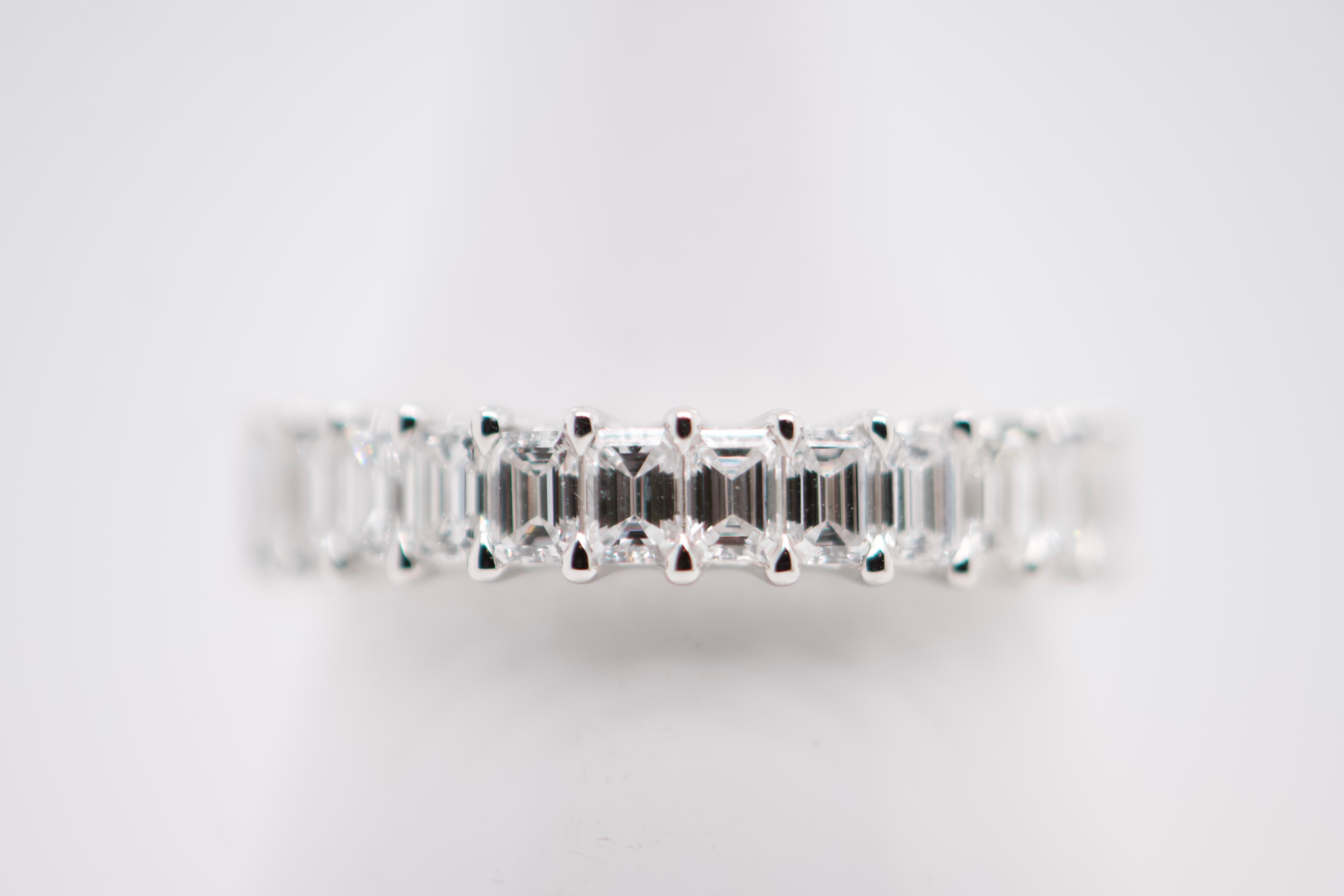 Emerald Cut 18 Carat White Gold Diamond Wedding Ring For Sale