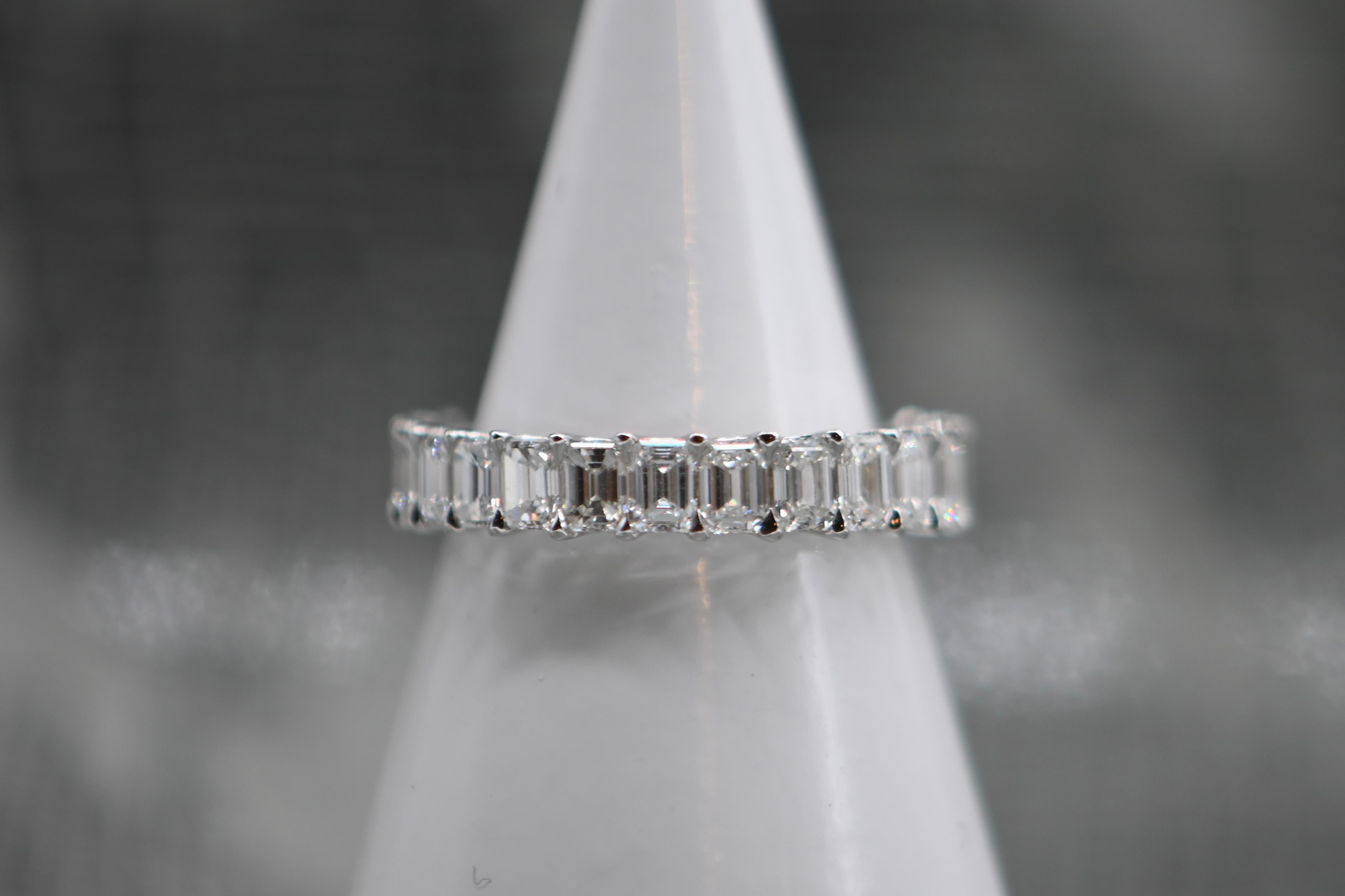 Emerald Cut 18 Carat White Gold Diamond Wedding Ring For Sale