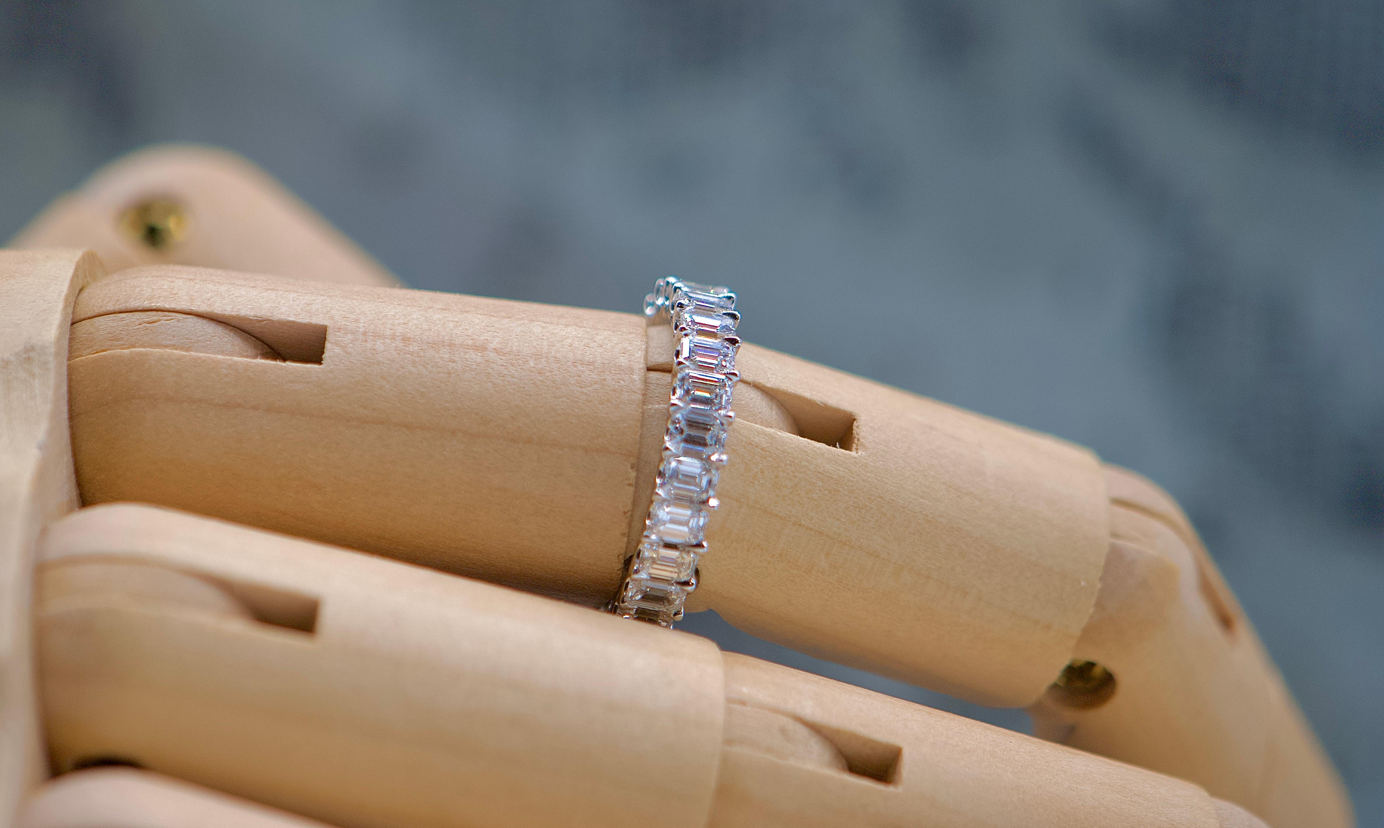 18 Carat White Gold Diamond Wedding Ring For Sale 1