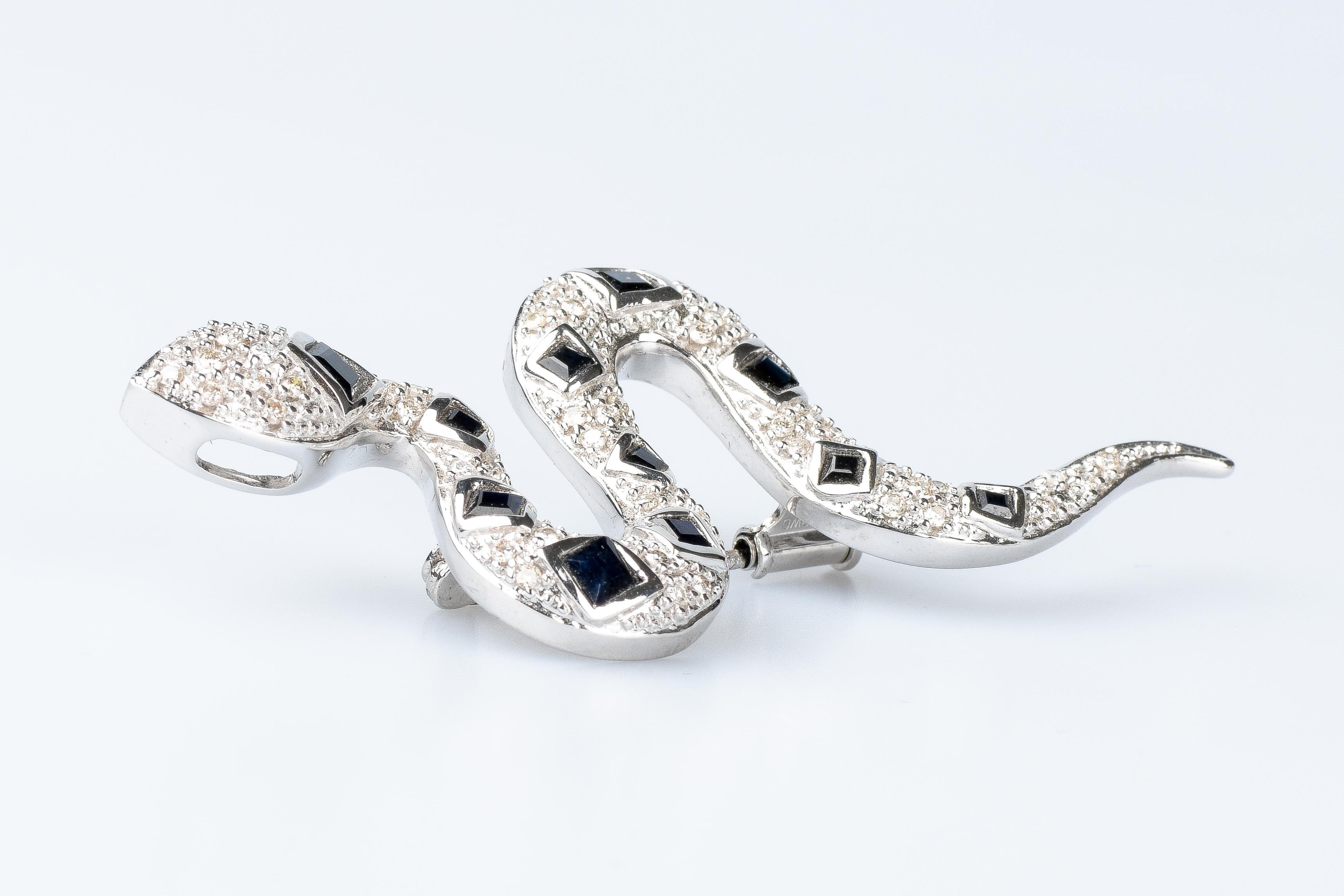 18 carat white gold diamonds and sapphires snake brooch In New Condition For Sale In Monte-Carlo, MC