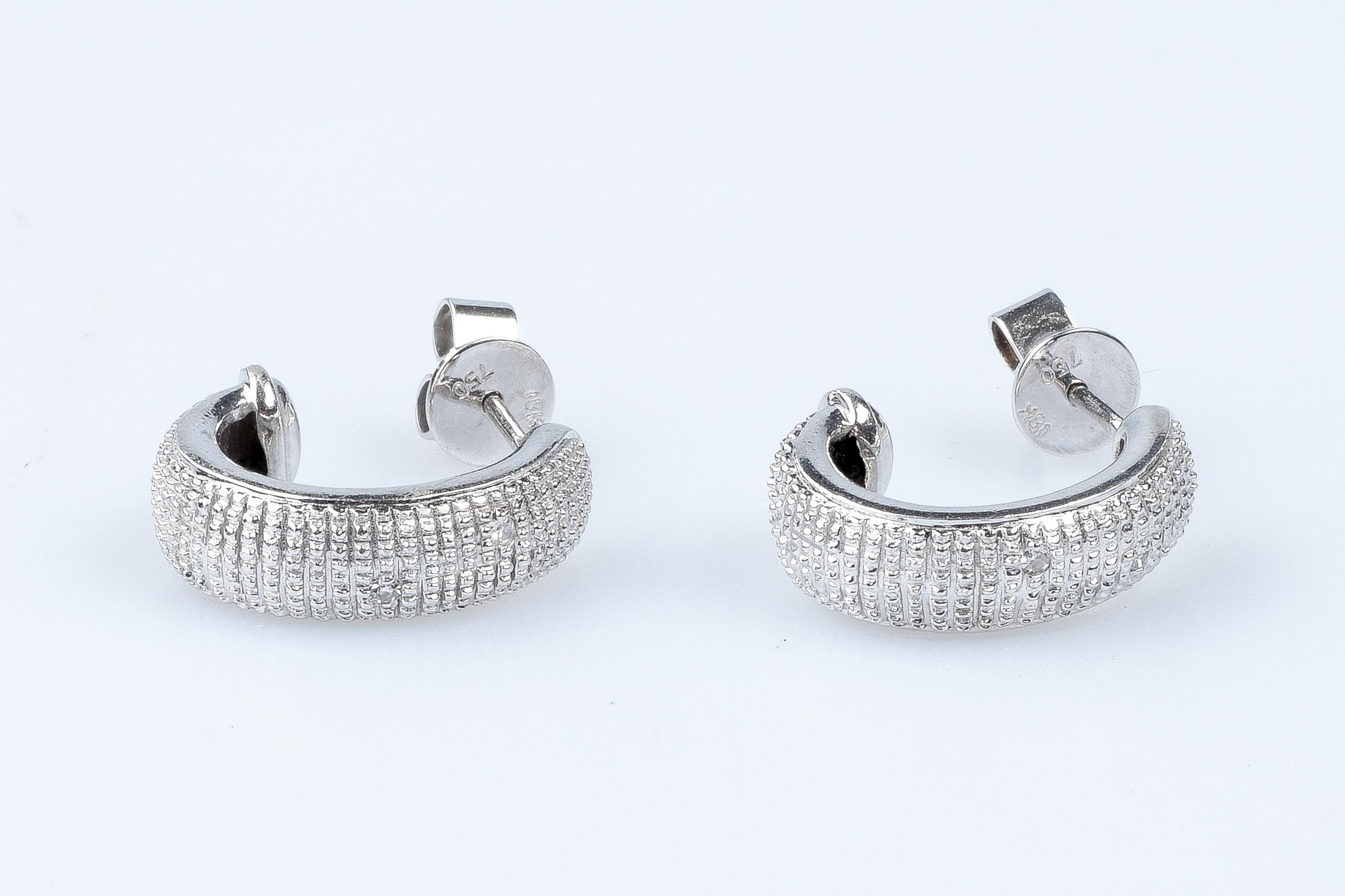 Round Cut 18 carat white gold diamonds earrings For Sale