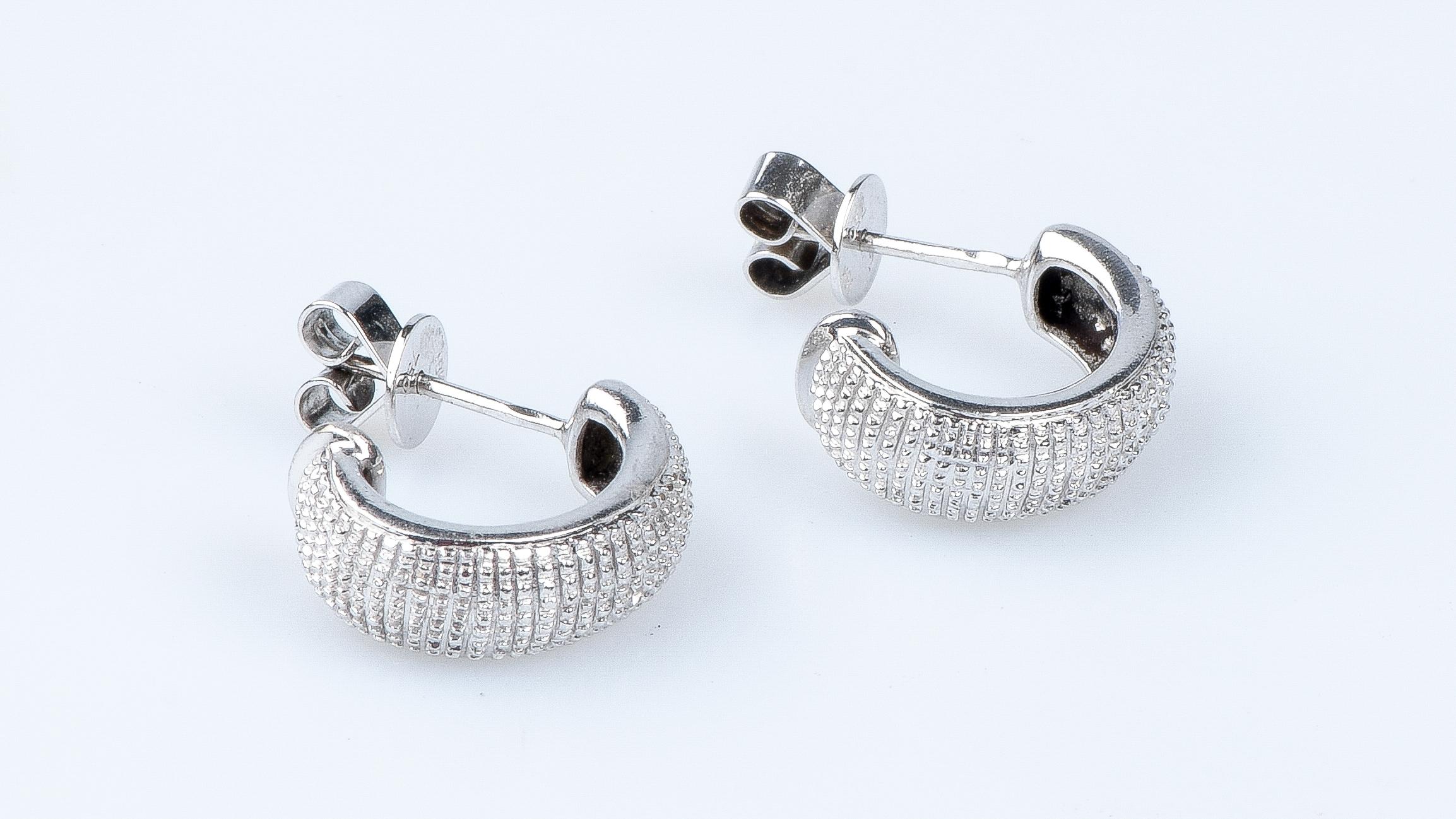 Round Cut 18 carat white gold diamonds earrings For Sale
