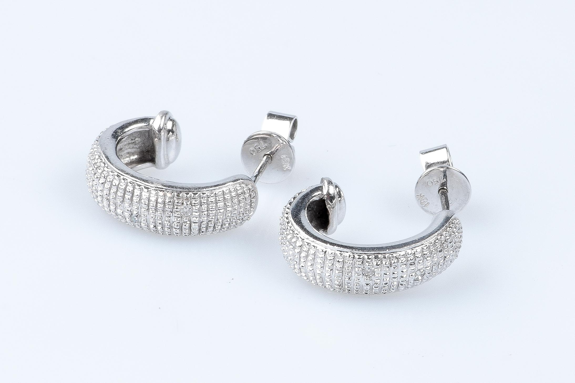 18 carat white gold diamonds earrings For Sale 1