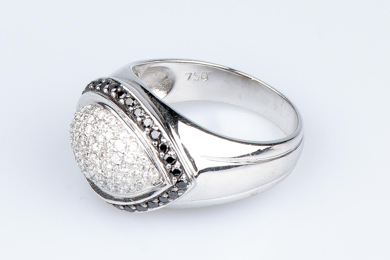 18 carat white gold diamonds ring For Sale 12