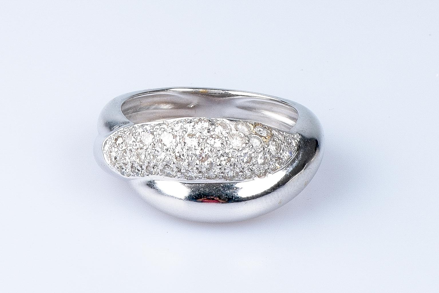ring aus 18 Karat Weißgold mit 41 runden Diamanten im Brillantschliff von 0,70 Karat.

Qualität des Diamanten
Farbe : H
Klarheit : VS2

 Gewicht: 6,60 gr.

Größe : EU : 54  - SP/IT : 14 - US : 7

Abmessungen: 1,06 x 0,46 cm

Das Juwel wird in einer