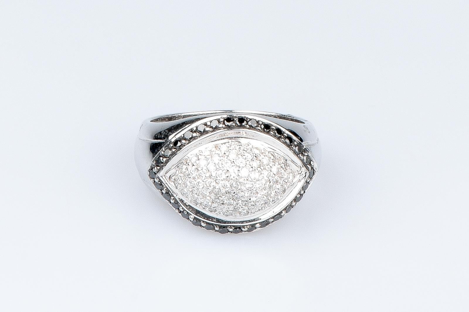 Round Cut 18 carat white gold diamonds ring For Sale