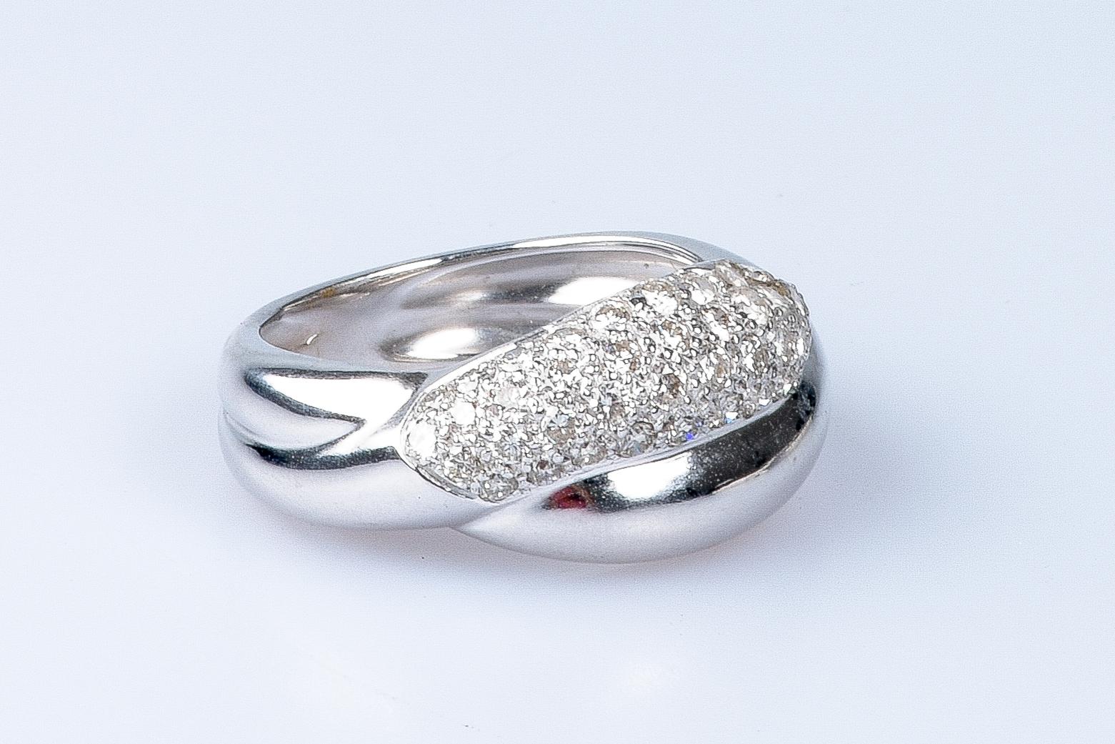 Women's 18 carat white gold diamonds ring For Sale