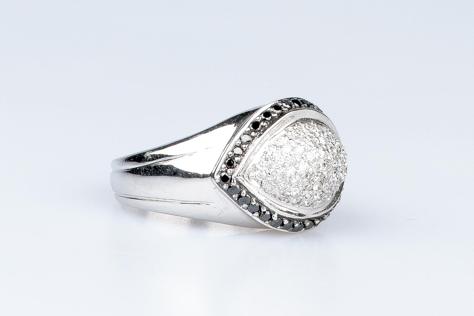 18 carat white gold diamonds ring For Sale 1