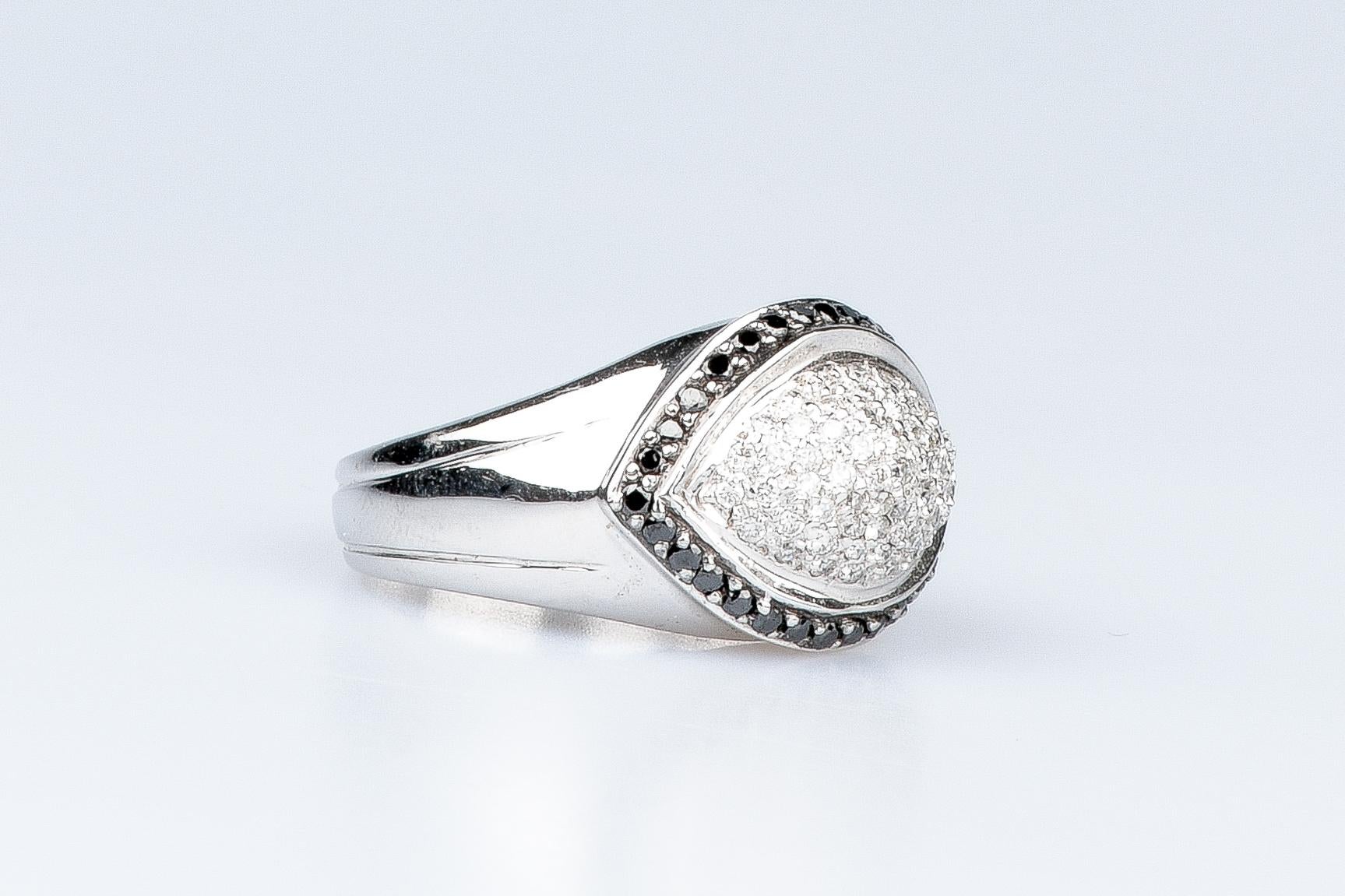 18 carat white gold diamonds ring For Sale 2